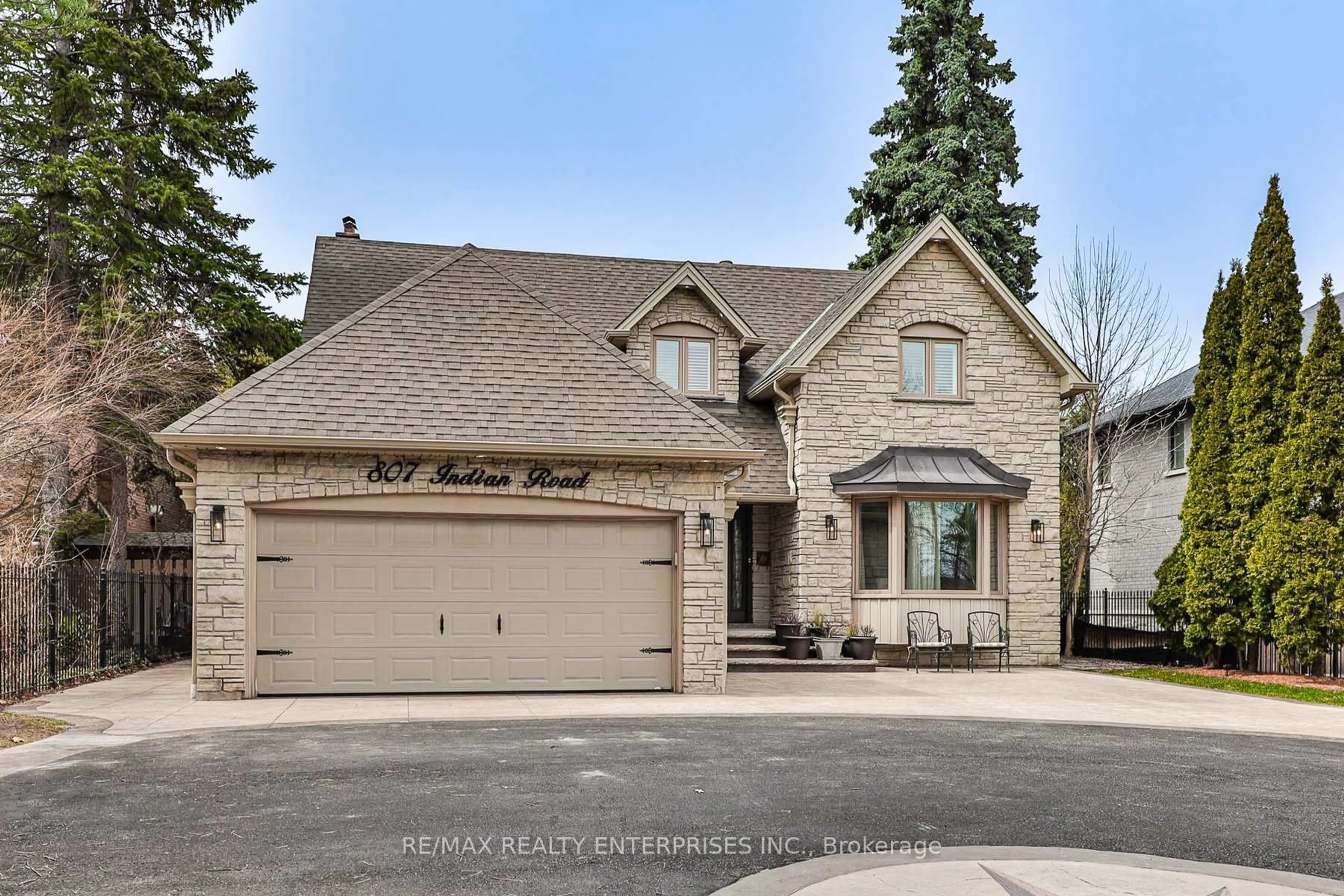 Home with brick exterior material, street for 807 Indian Rd, Mississauga Ontario L5H 1R4