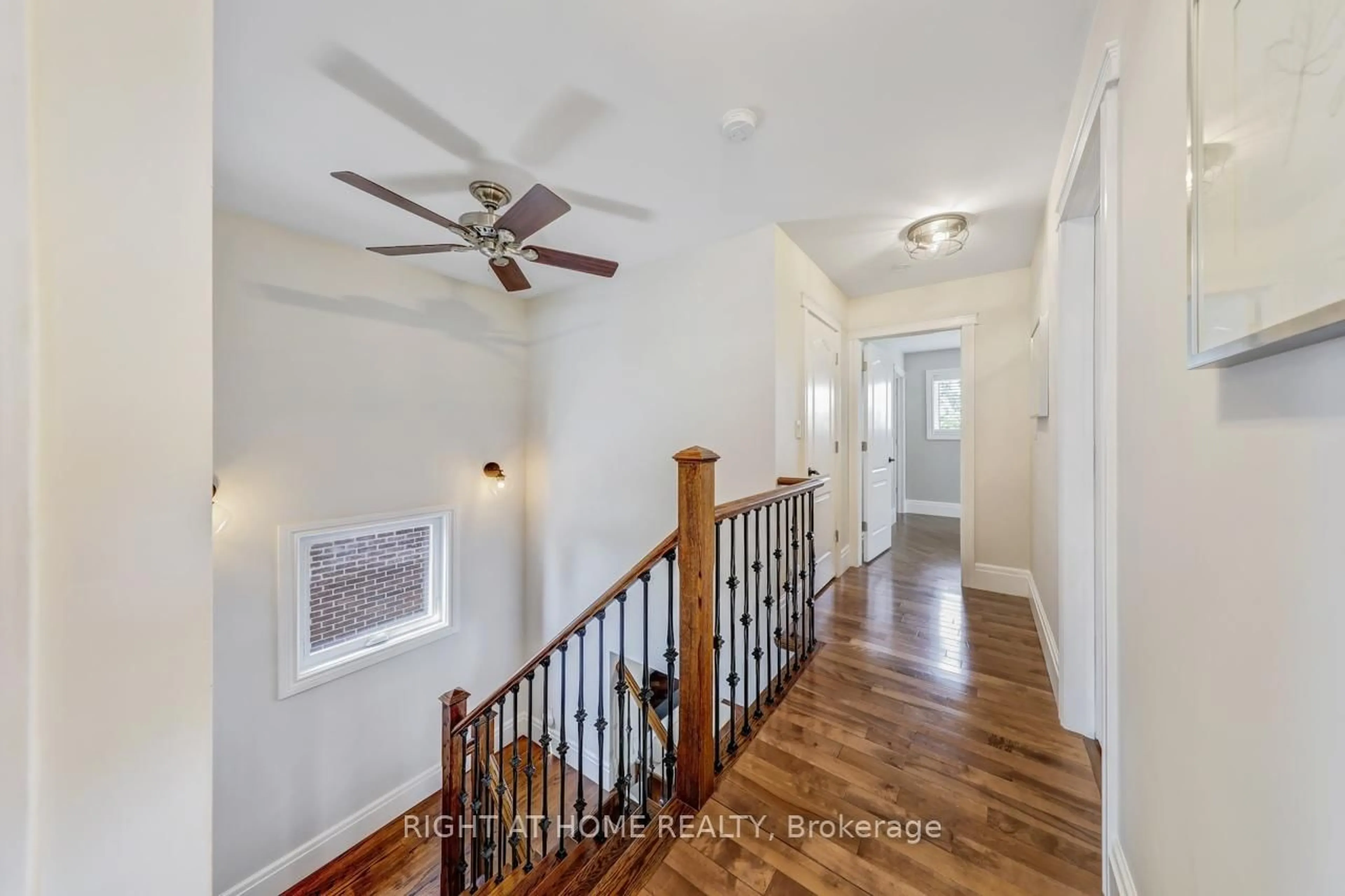 Indoor entryway for 921 Aviation Rd, Mississauga Ontario L5G 4H8
