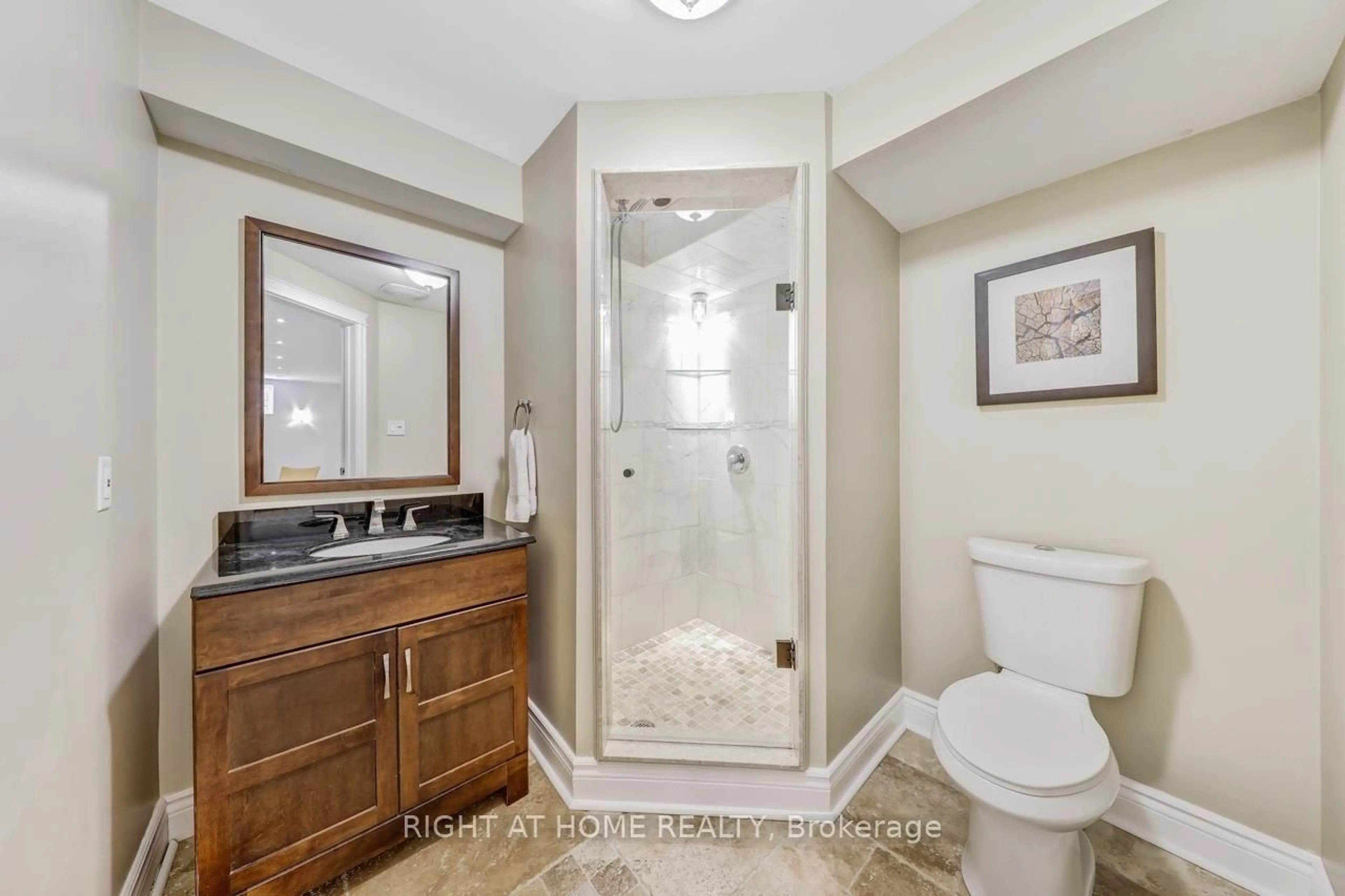 Standard bathroom, ceramic/tile floor for 921 Aviation Rd, Mississauga Ontario L5G 4H8