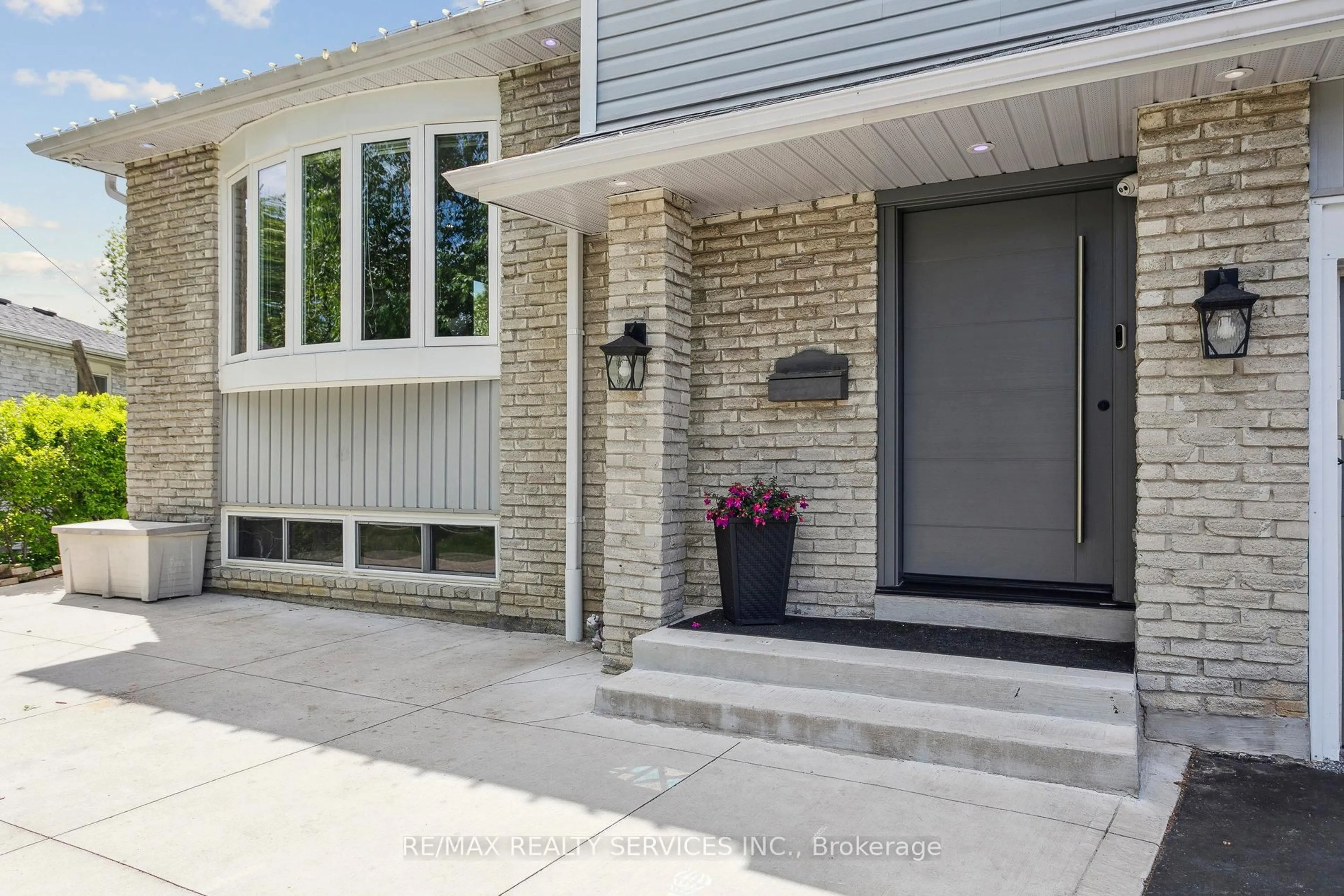 Home with brick exterior material, street for 16 Groveland Crt, Brampton Ontario L6S 1L4
