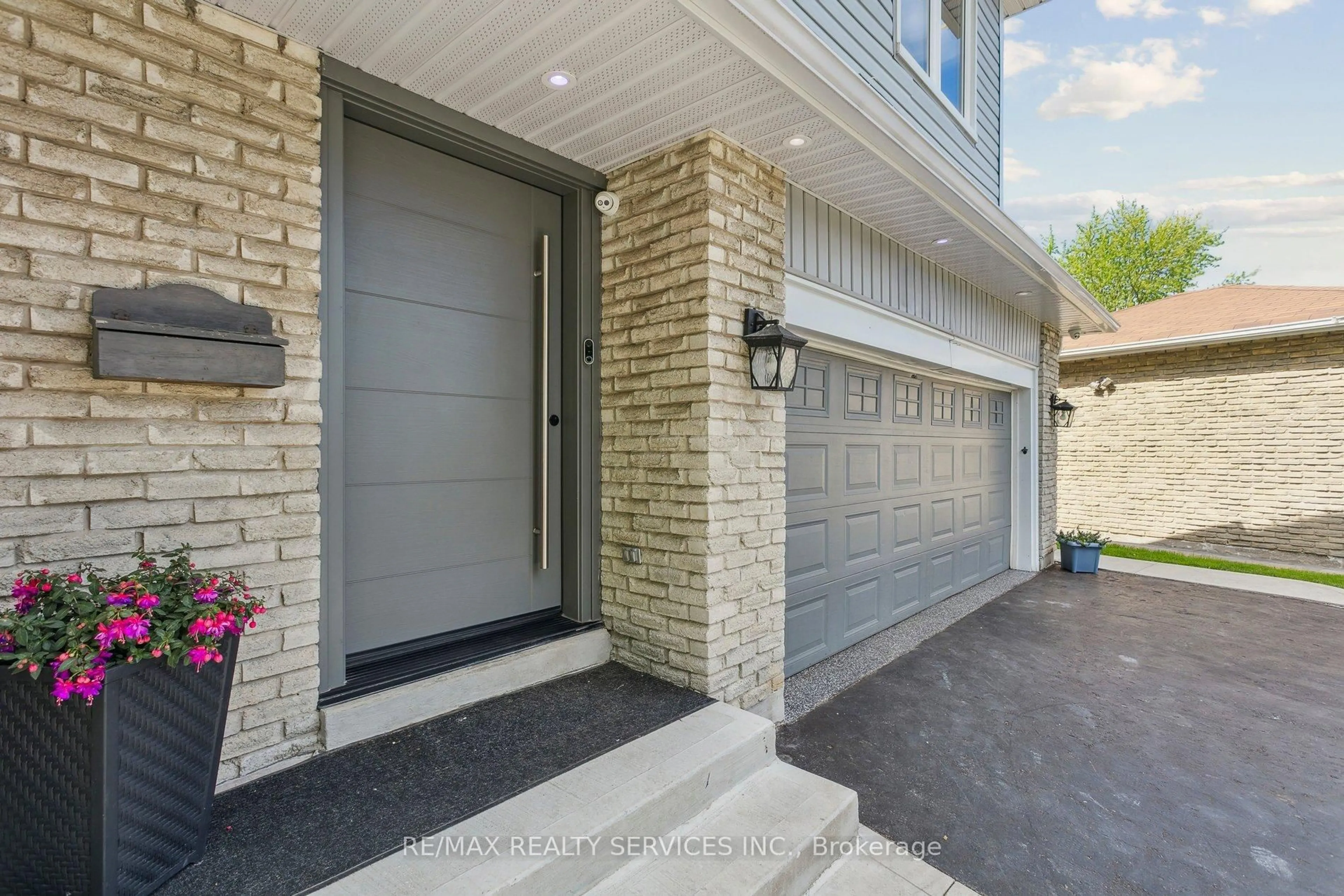 Unknown for 16 Groveland Crt, Brampton Ontario L6S 1L4