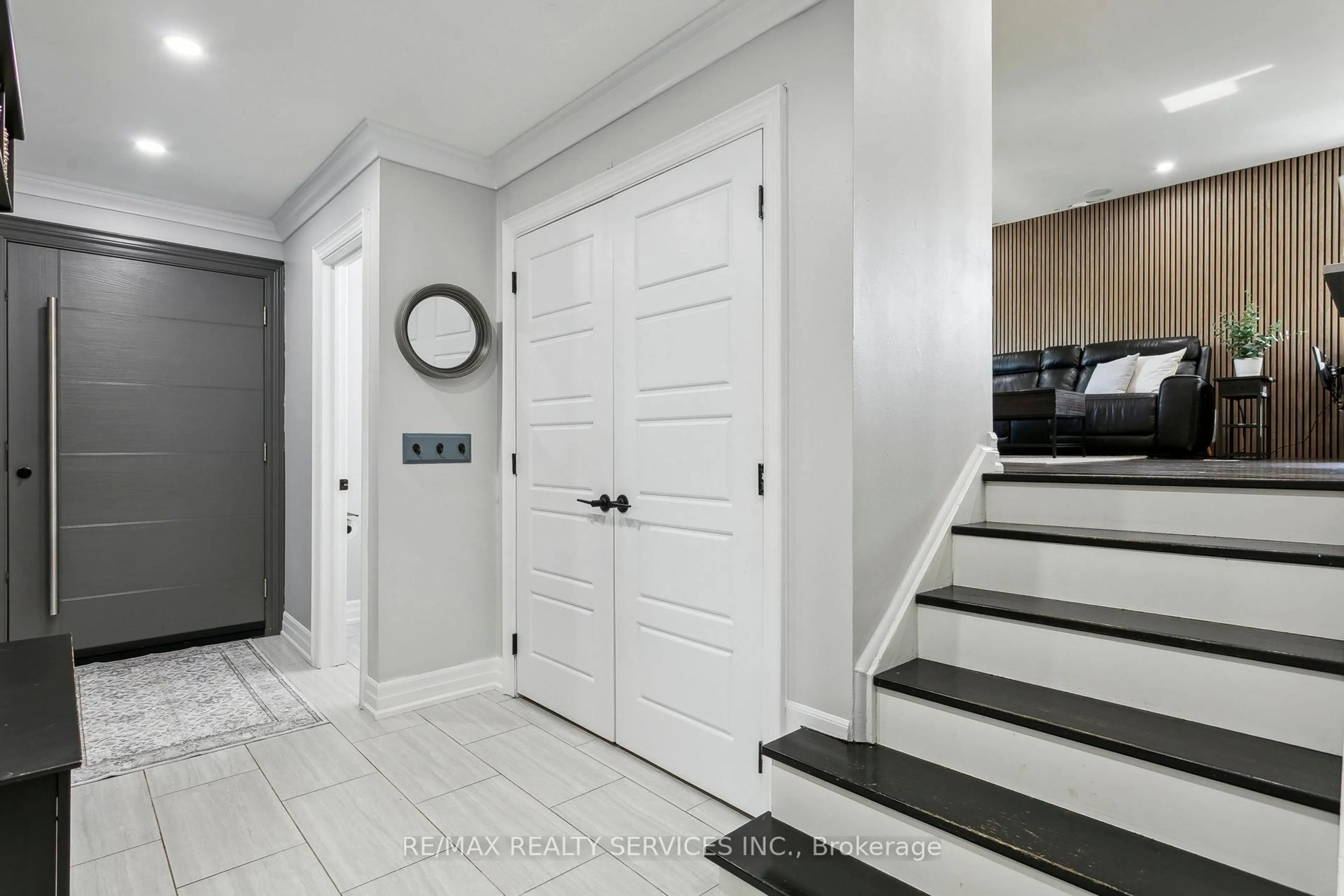 Indoor entryway for 16 Groveland Crt, Brampton Ontario L6S 1L4