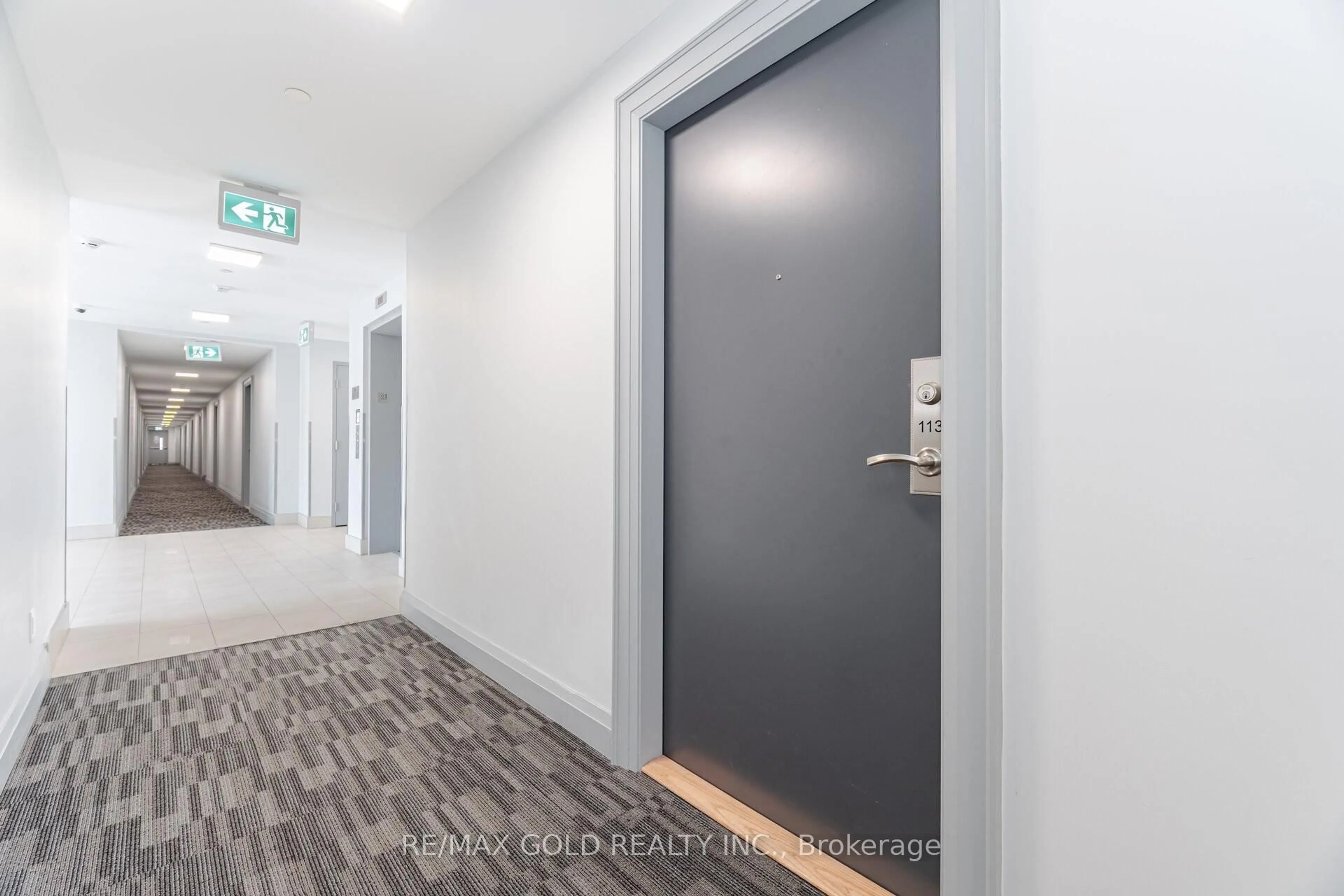 Indoor foyer for 95 Attmar Dr #113, Brampton Ontario L6P 0Y6