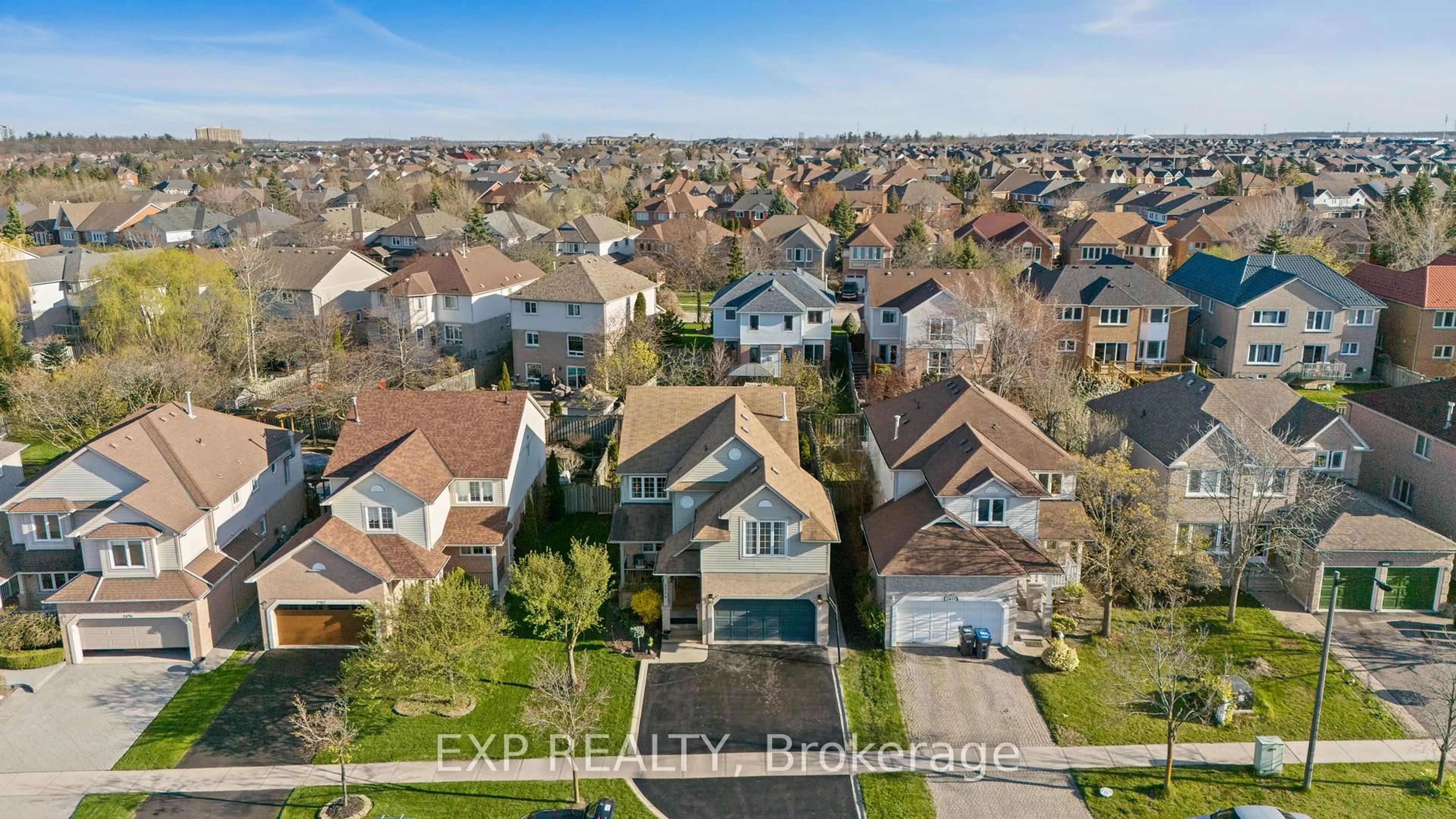 A pic from outside/outdoor area/front of a property/back of a property/a pic from drone, street for 2906 Peacock Dr, Mississauga Ontario L5M 5S2