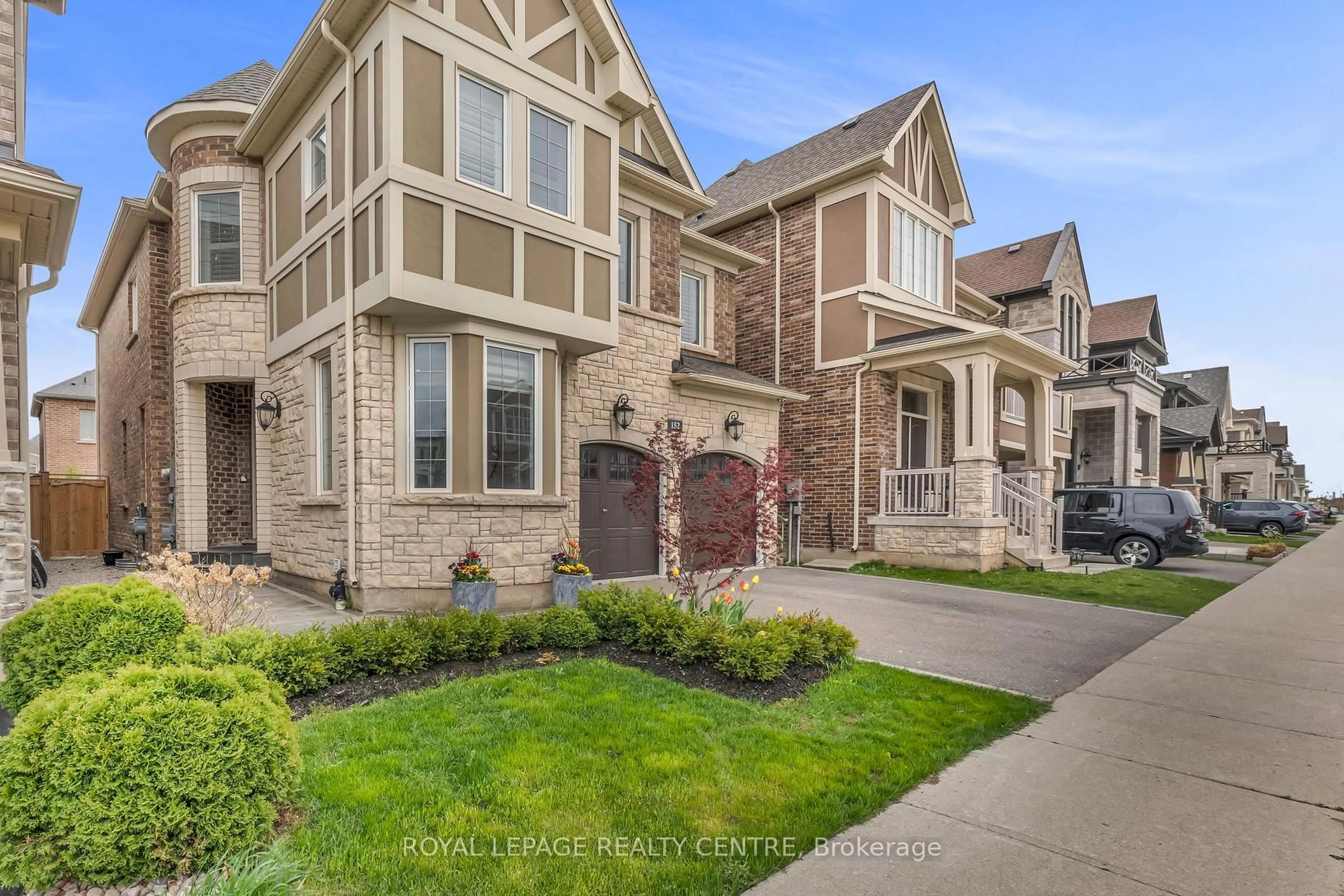 Home with brick exterior material, street for 152 Wheat Boom Dr, Oakville Ontario L6H 0M8