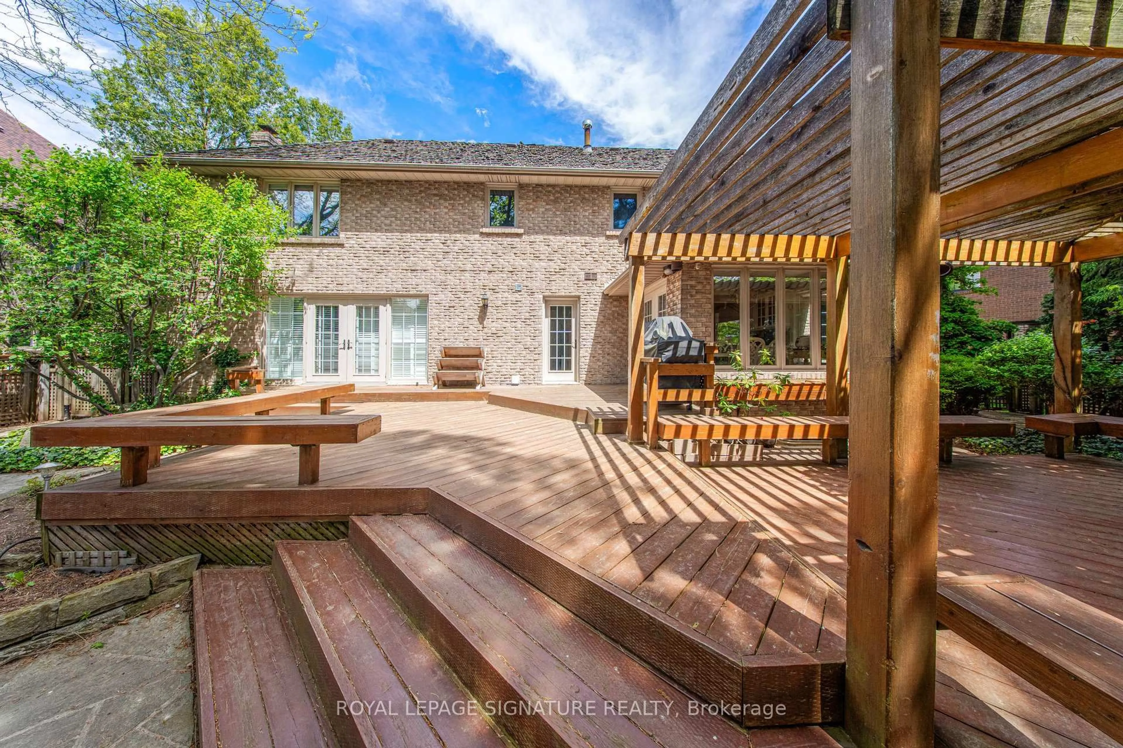 Patio, street for 4086 Summit Crt, Mississauga Ontario L5L 3J2