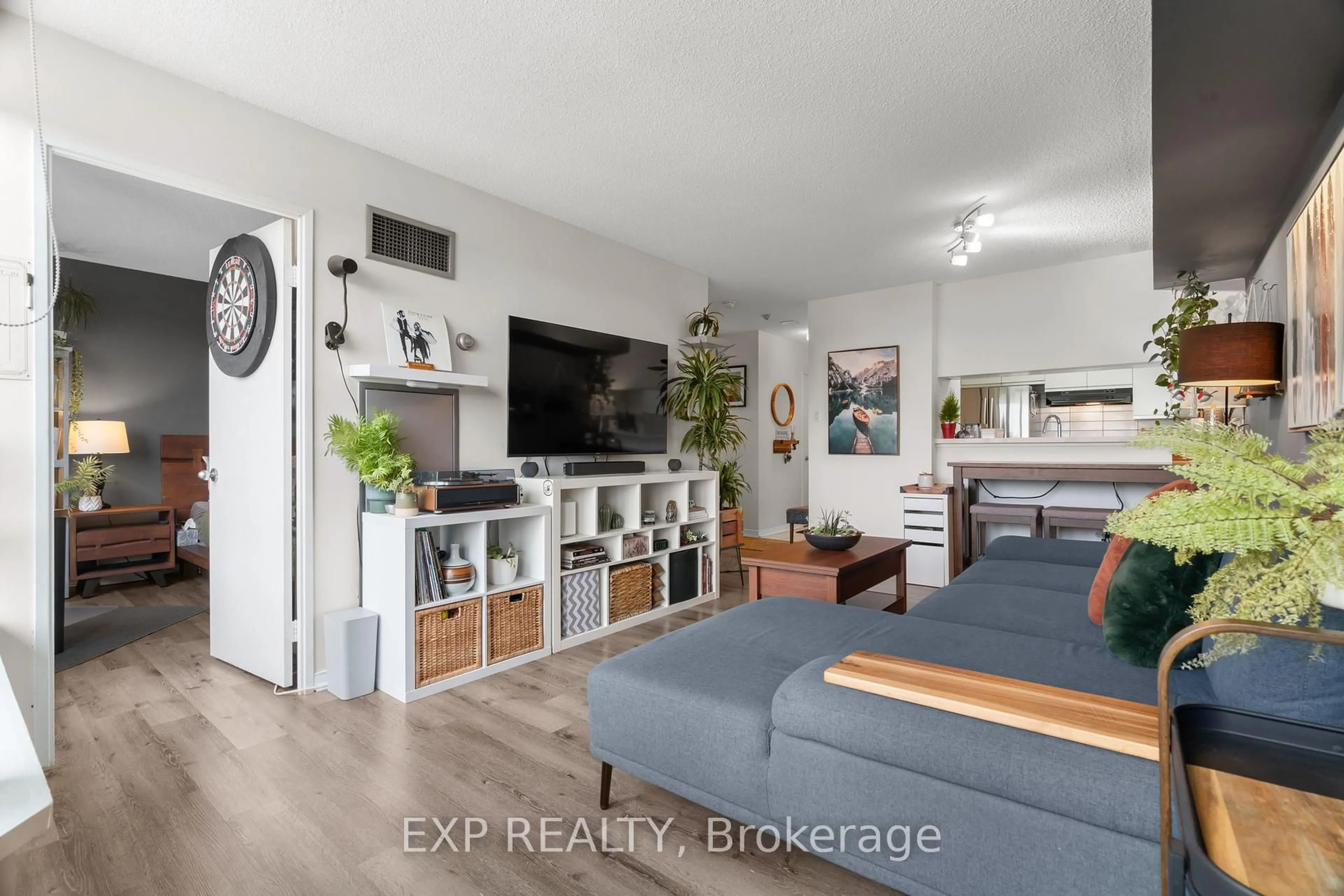 Living room with furniture, wood/laminate floor for 75 King St #706, Mississauga Ontario L5A 4G5