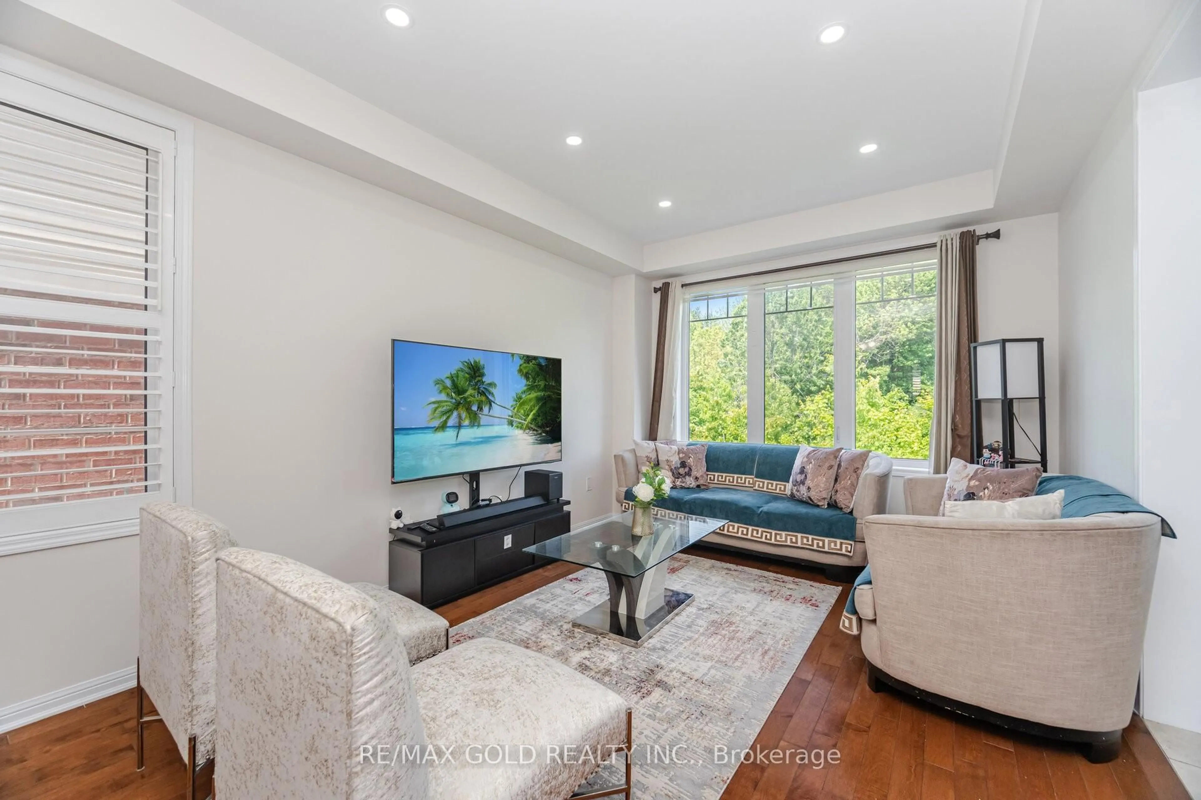 Living room with furniture, unknown for 72 Aylesbury Dr, Brampton Ontario L7A 0W2
