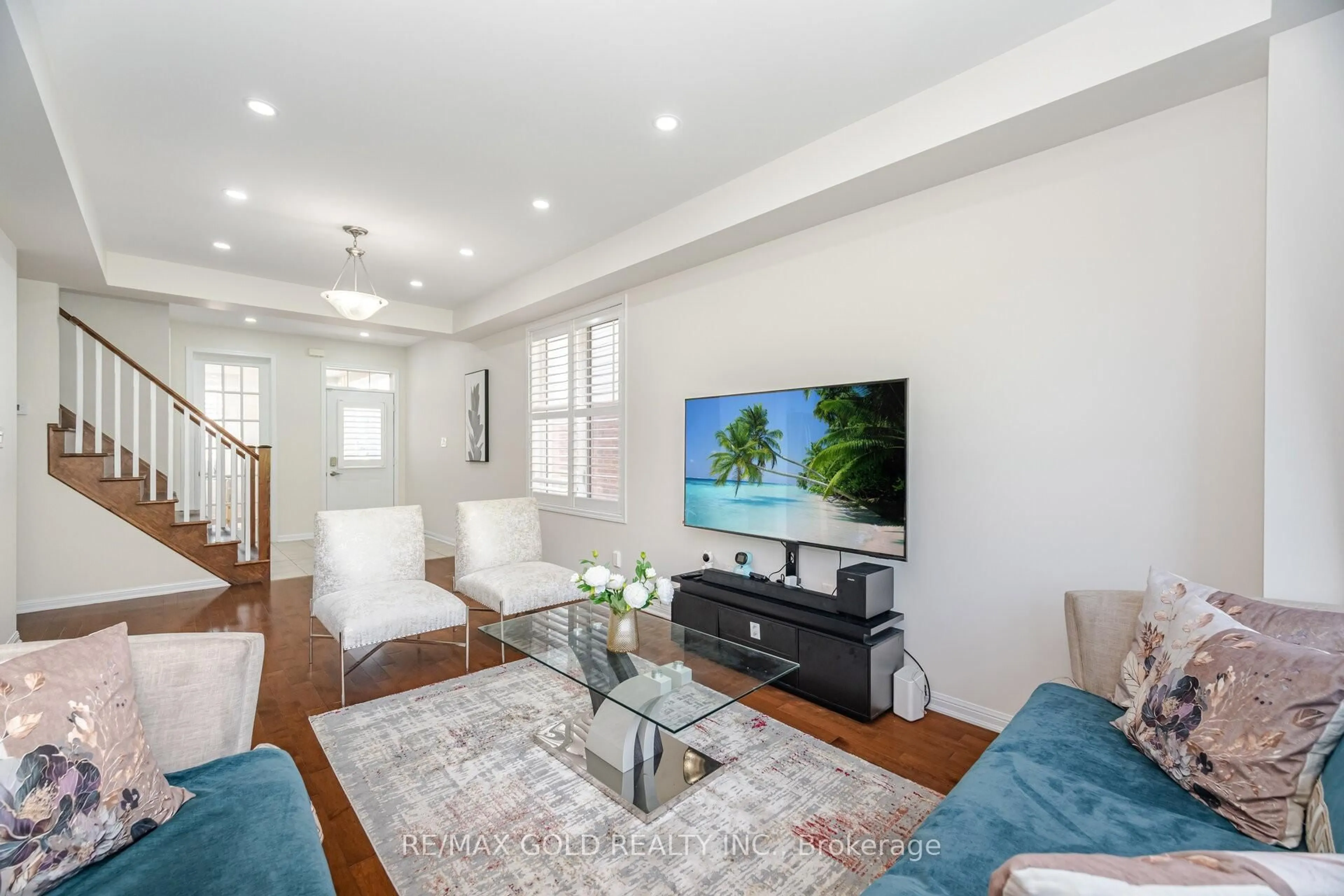 Living room with furniture, unknown for 72 Aylesbury Dr, Brampton Ontario L7A 0W2