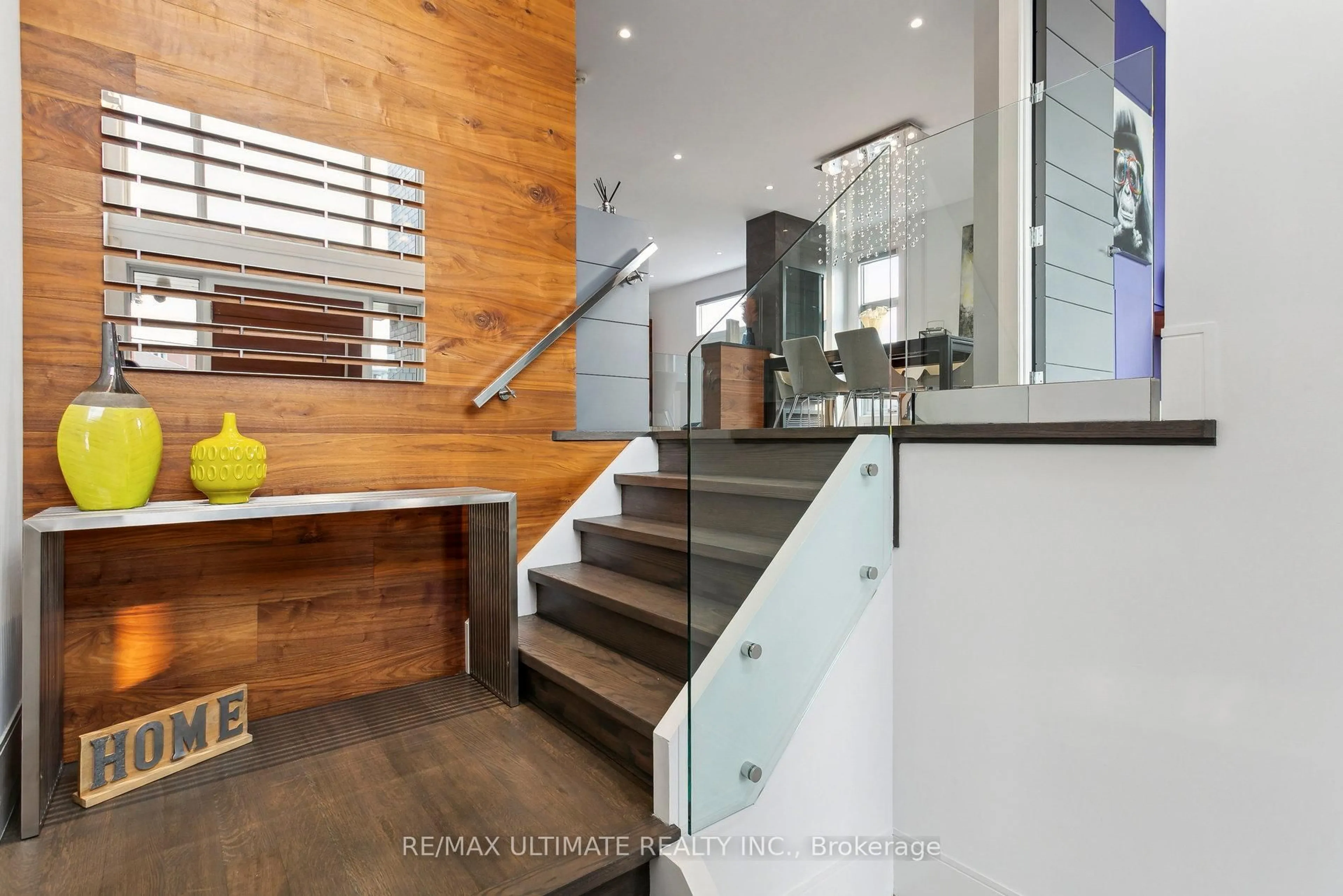 Indoor foyer for 1139 Glengrove Ave, Toronto Ontario M6B 2K5