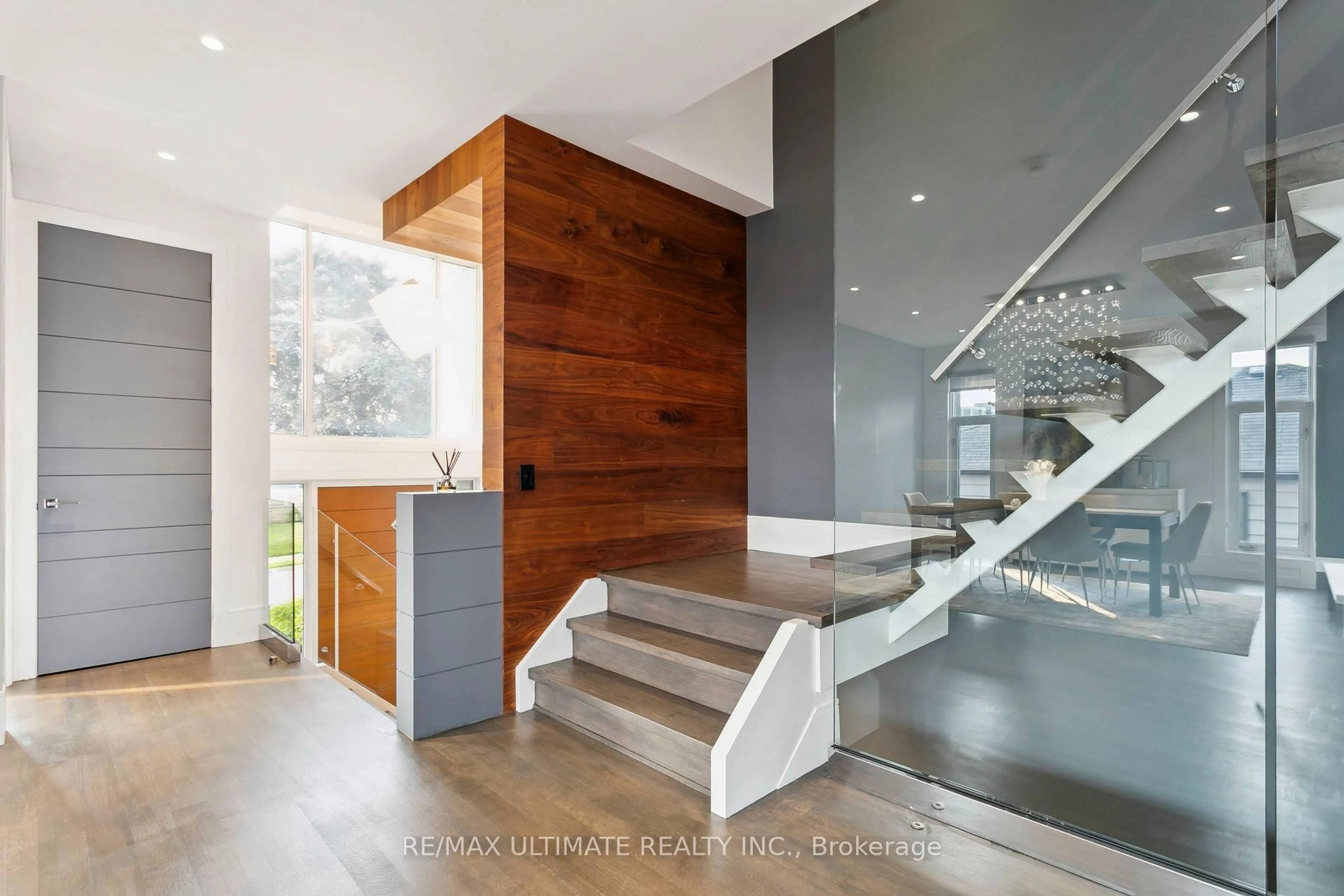 Indoor entryway for 1139 Glengrove Ave, Toronto Ontario M6B 2K5