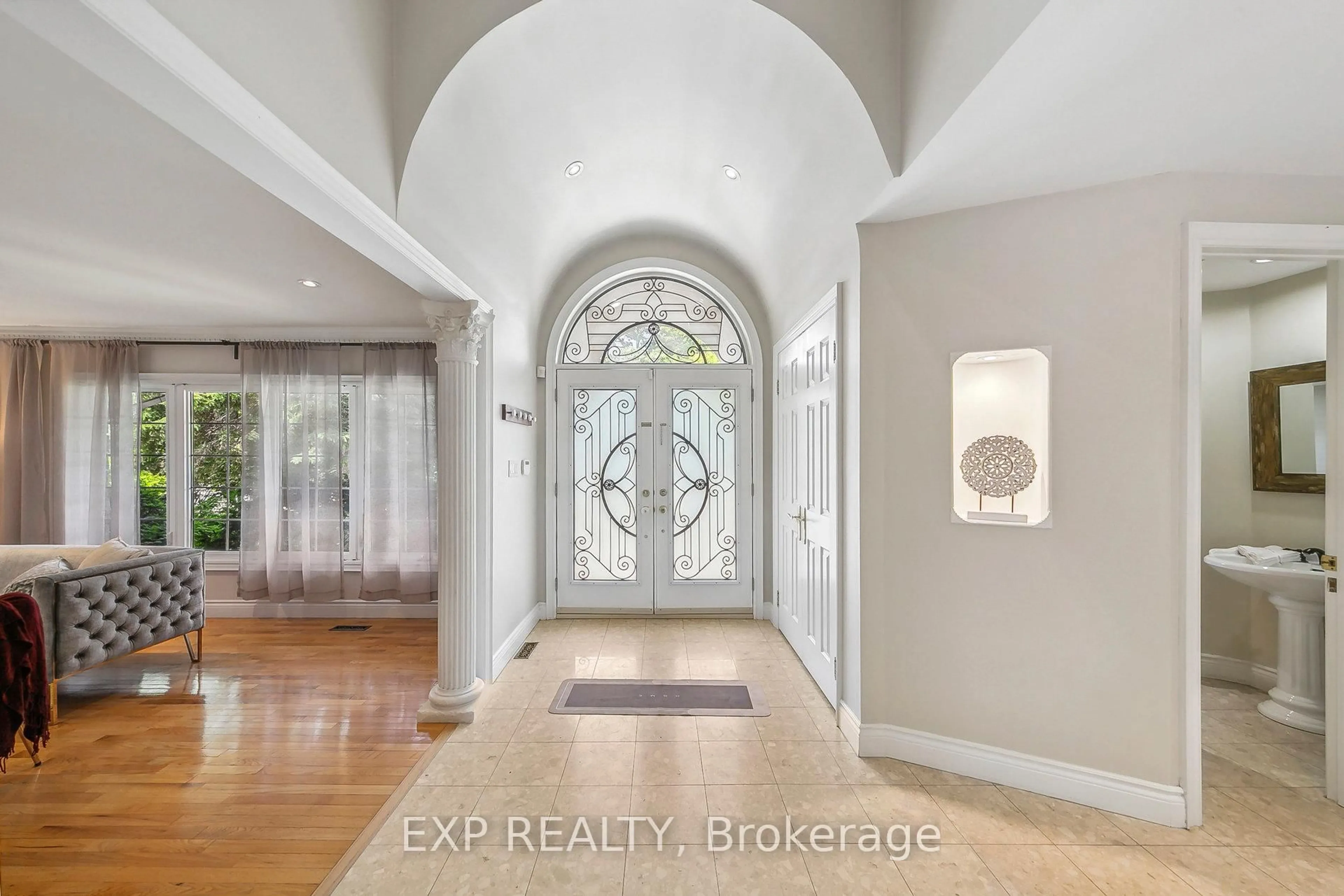 Indoor entryway for 1572 KNARESWOOD Dr, Mississauga Ontario L5H 2M1