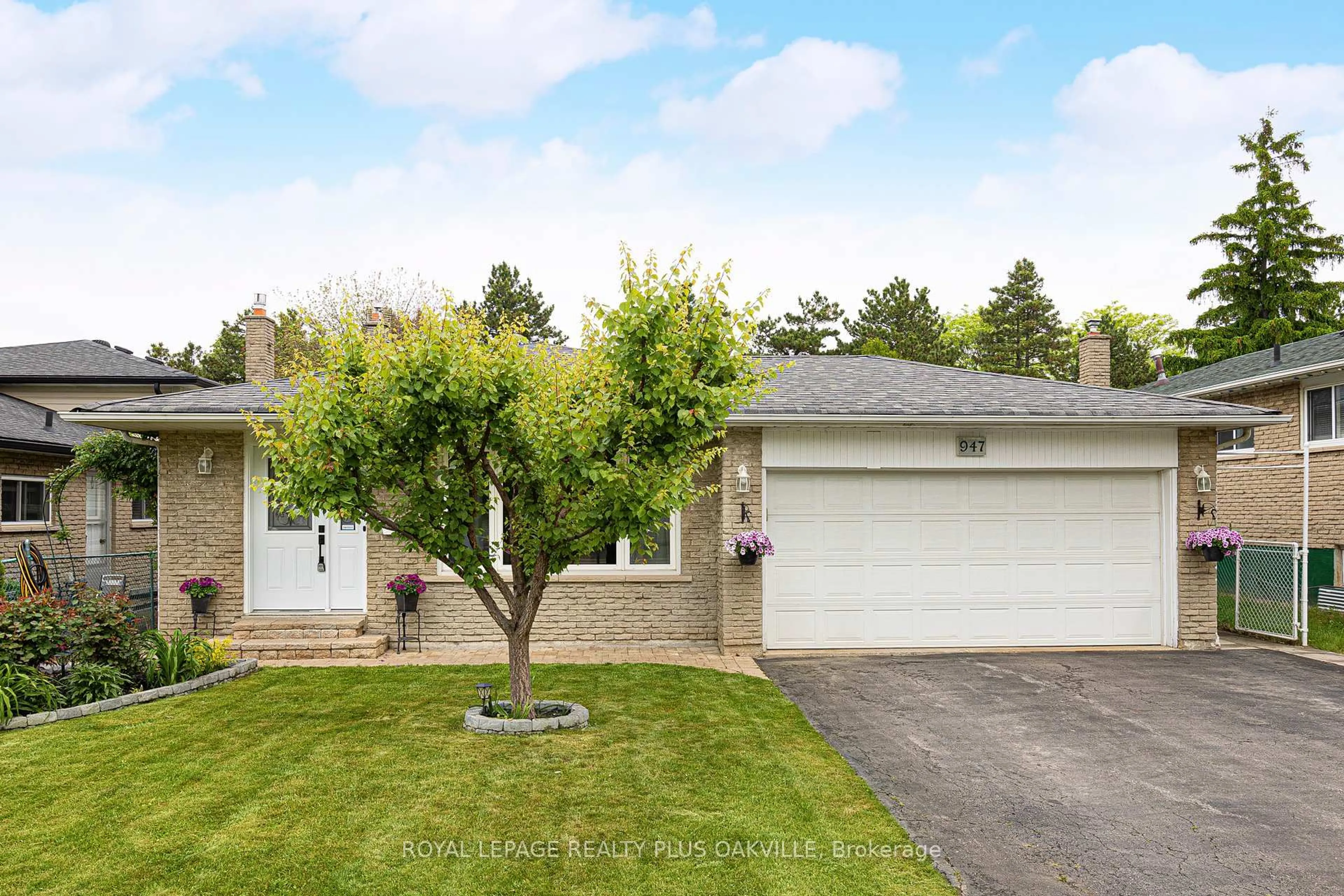 Home with vinyl exterior material, street for 947 Mcbride Ave, Mississauga Ontario L5C 1M1