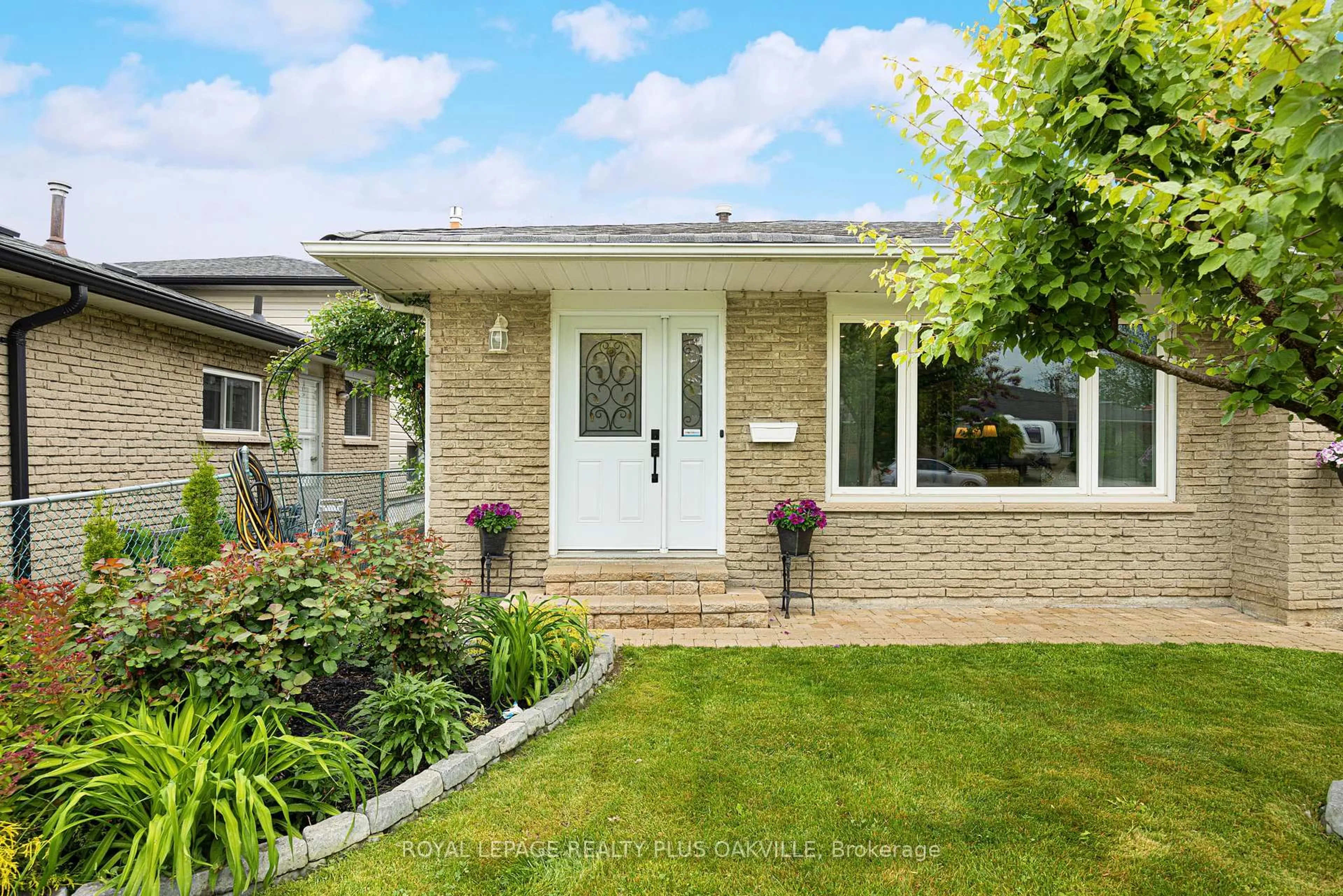 Home with brick exterior material, street for 947 Mcbride Ave, Mississauga Ontario L5C 1M1
