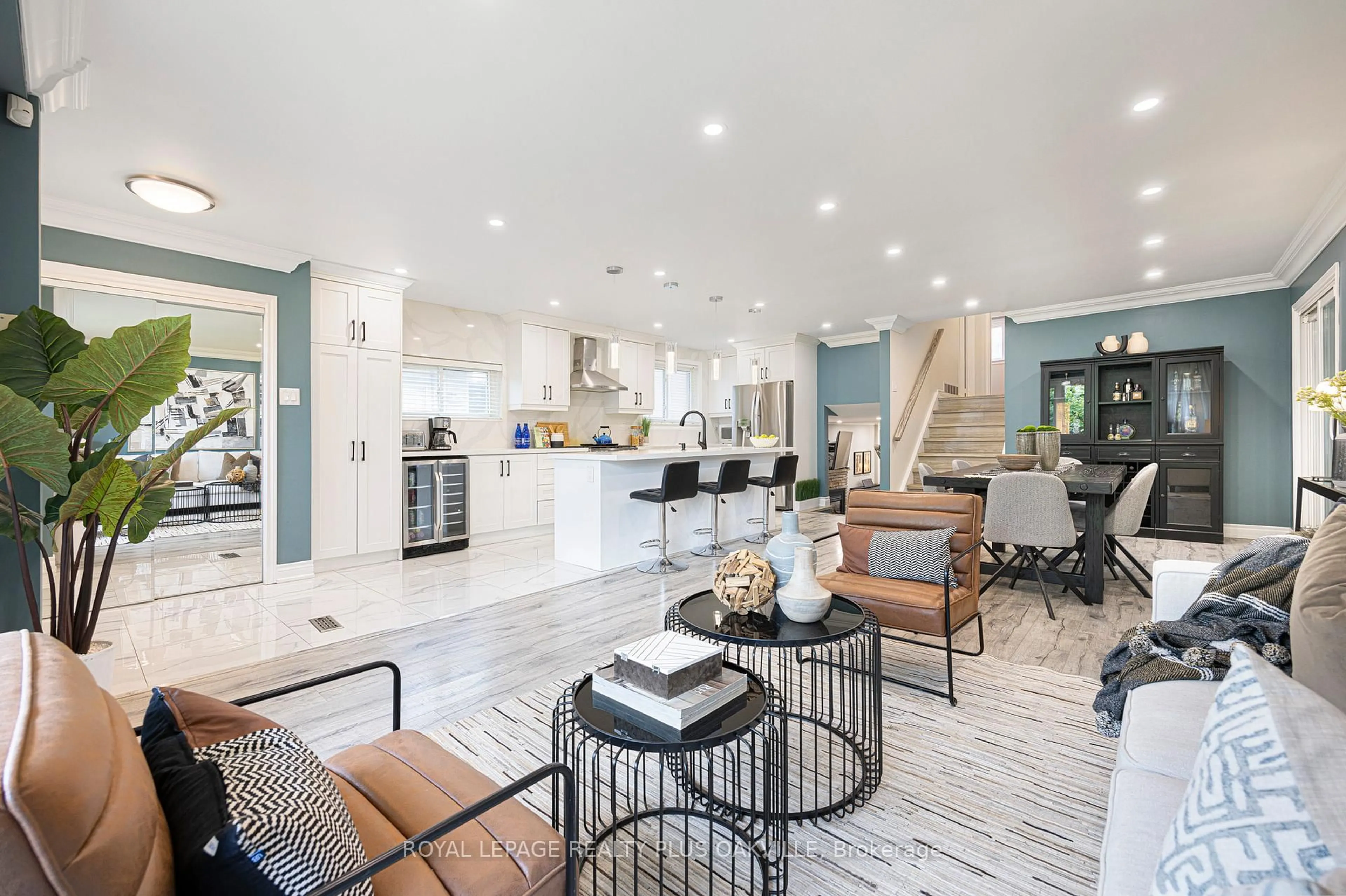 Open concept kitchen, ceramic/tile floor for 947 Mcbride Ave, Mississauga Ontario L5C 1M1