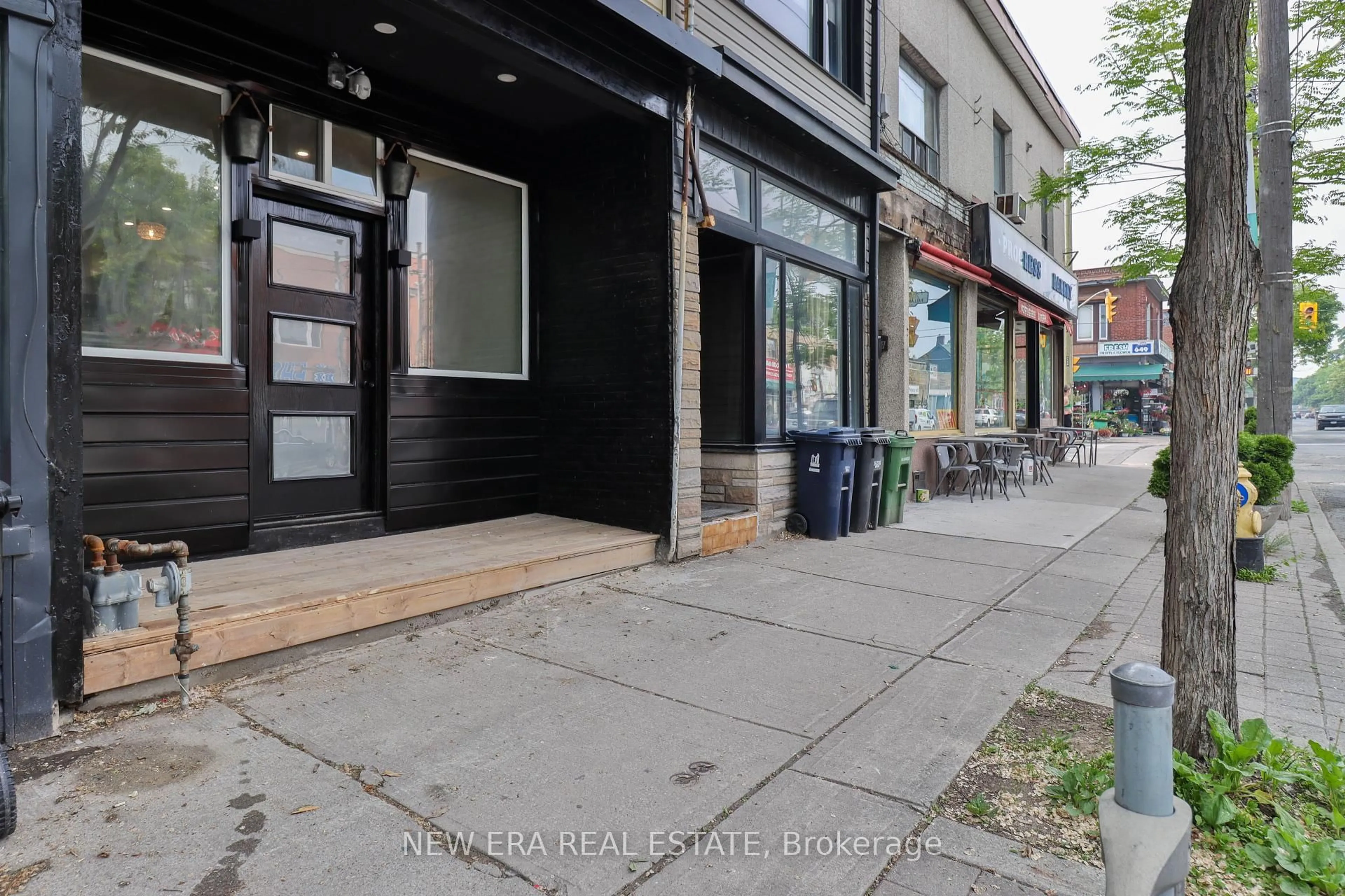 Patio, street for 990 Dovercourt Rd, Toronto Ontario M6H 2X5