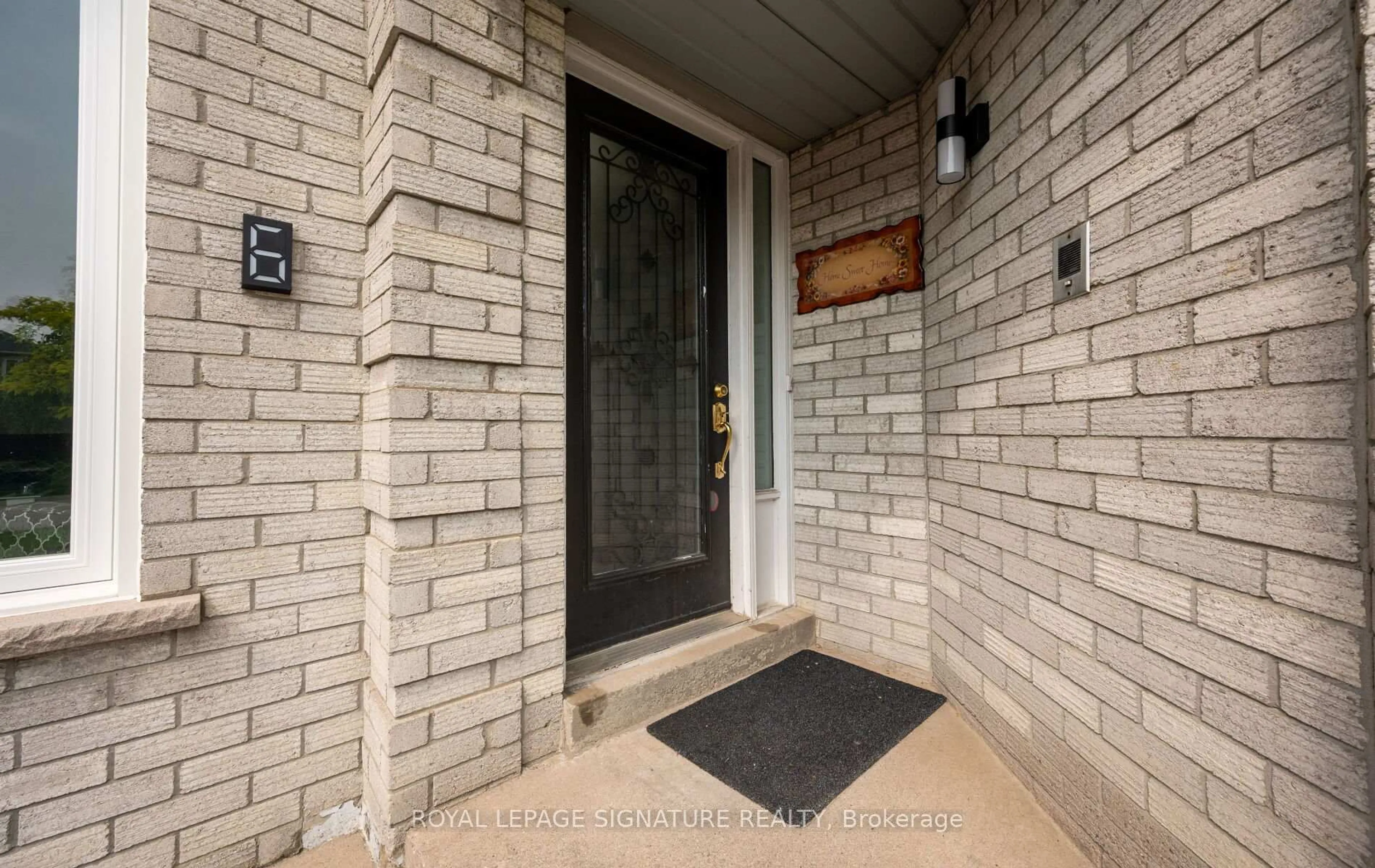 Indoor entryway for 6 Nipigon Crt, Brampton Ontario L6S 5T5