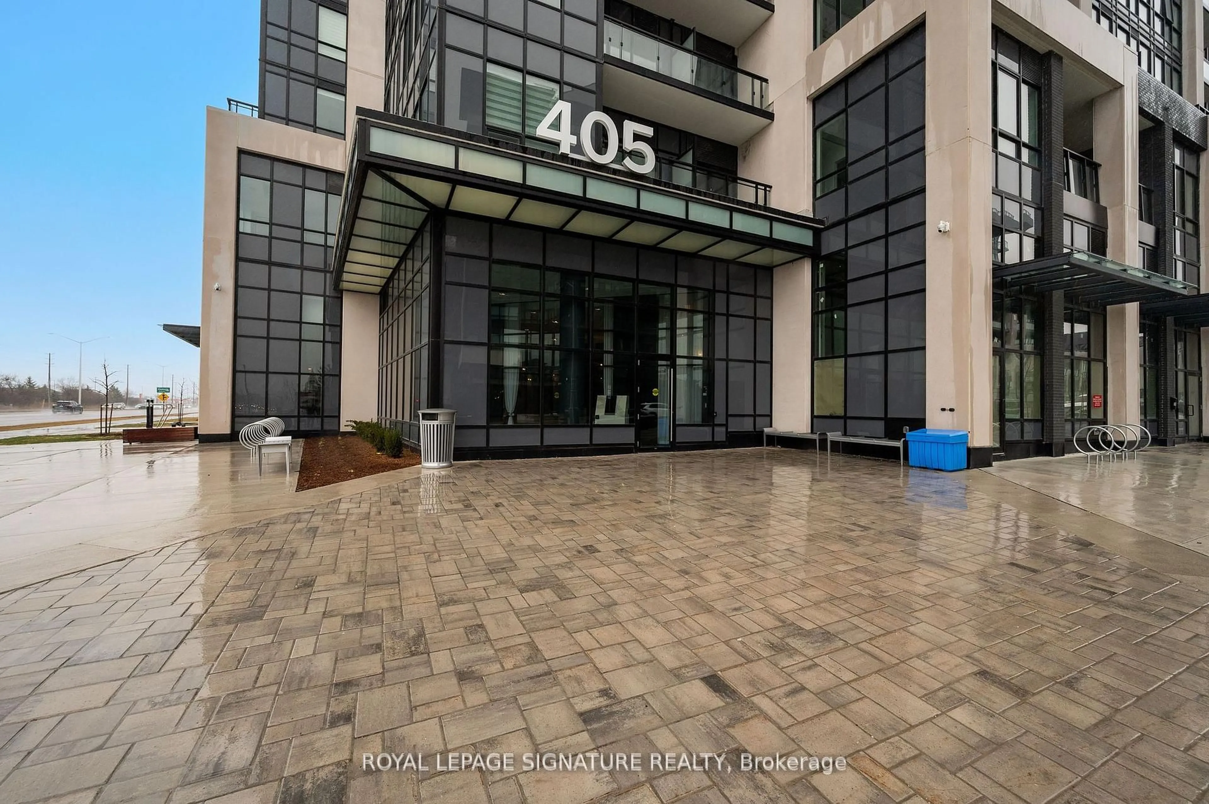Indoor foyer for 405 Dundas St #239, Oakville Ontario L6M 5P9