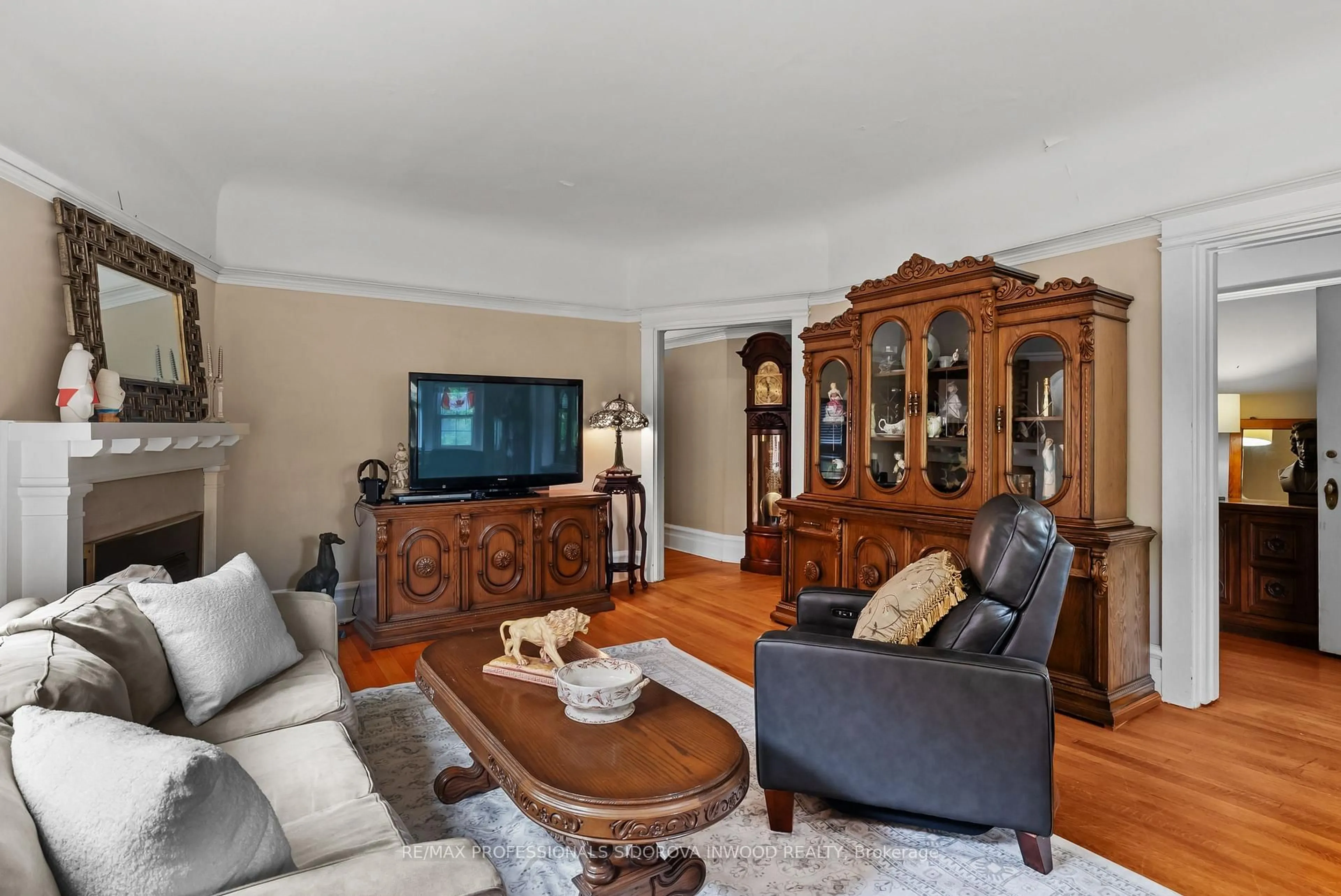 Living room with furniture, wood/laminate floor for 20 Laws St, Toronto Ontario M6P 2Y7