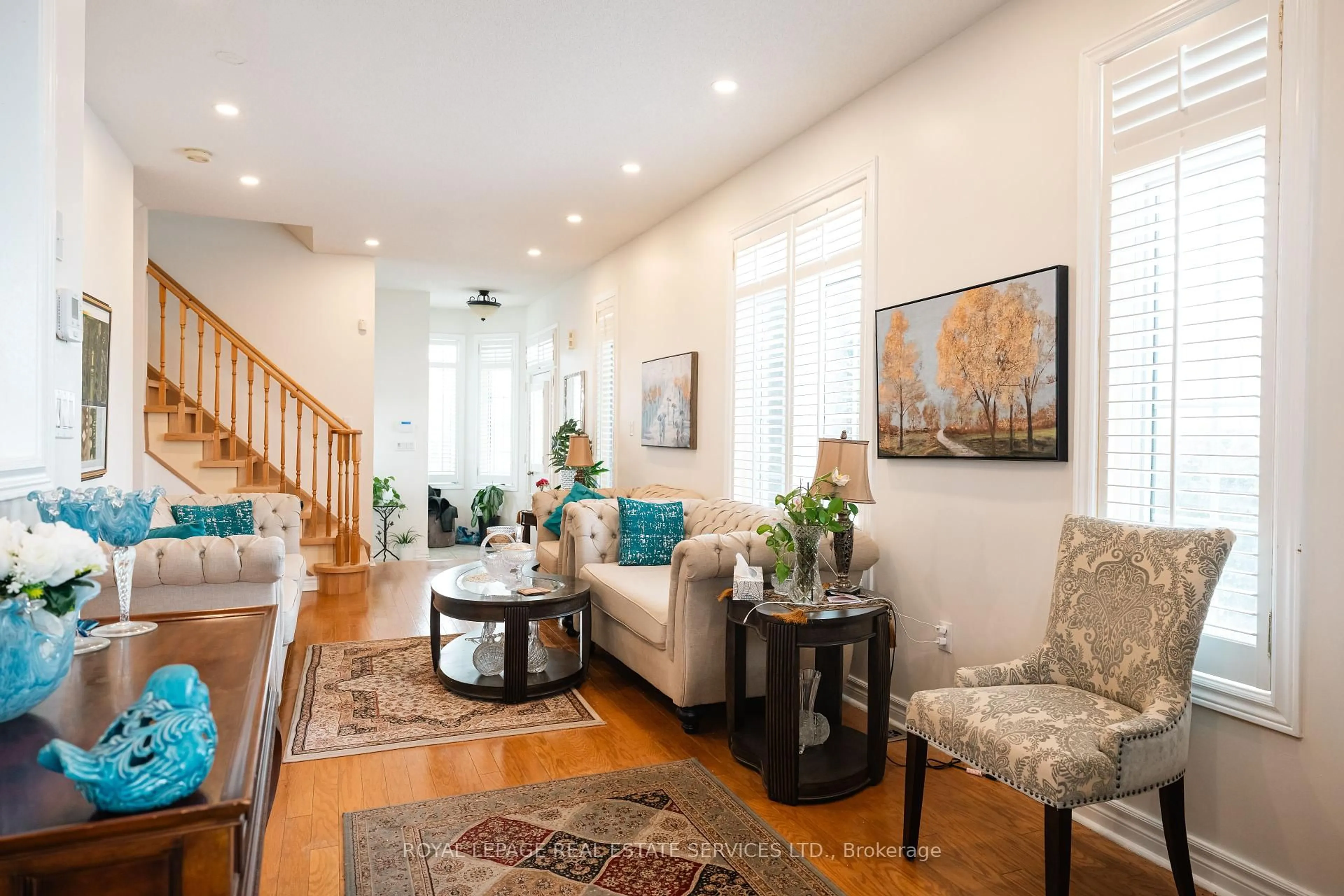 Living room with furniture, unknown for 3650 Thomas St, Mississauga Ontario L5M 7E2