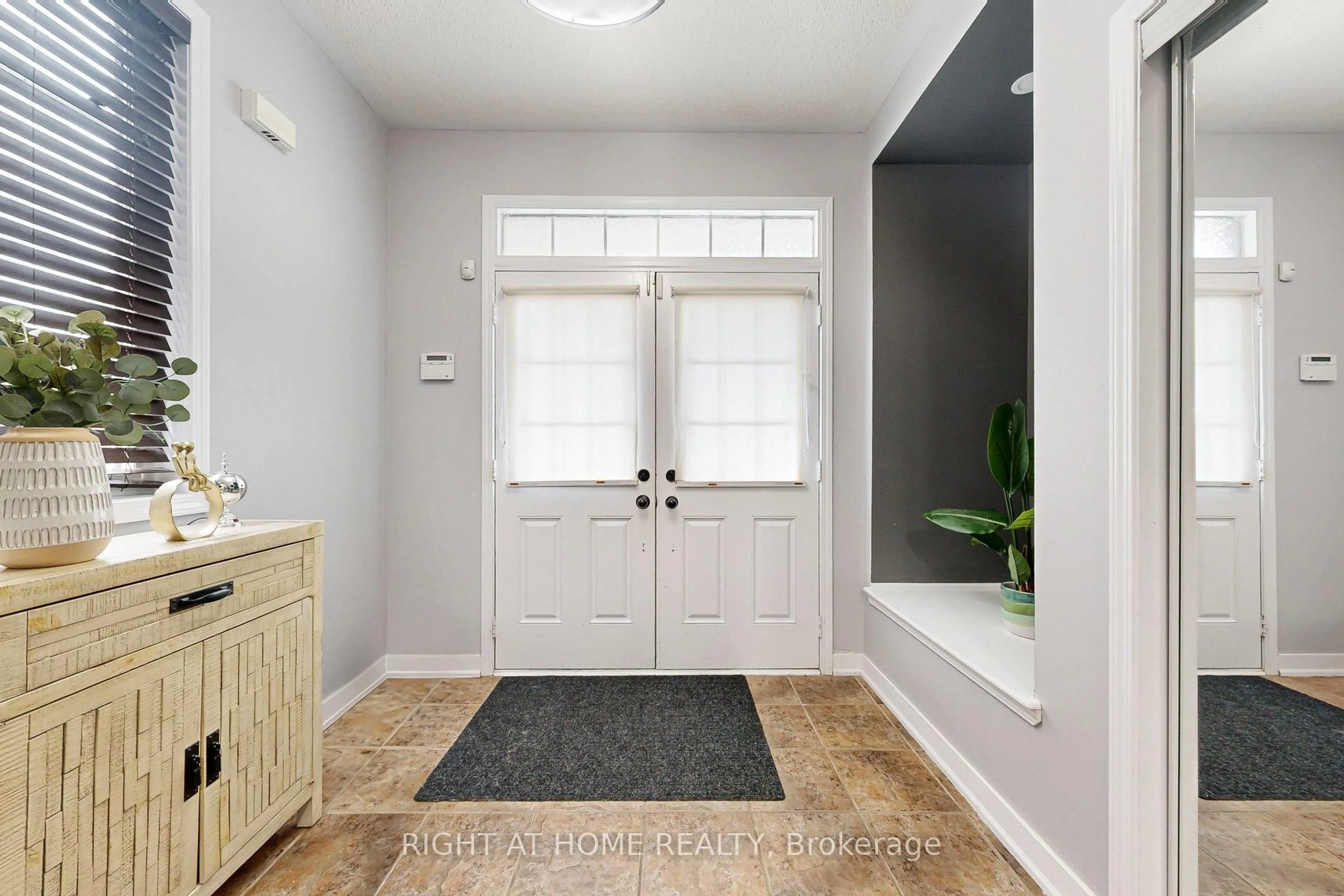 Indoor entryway for 686 Bolingbroke Dr, Milton Ontario L9T 6Z3