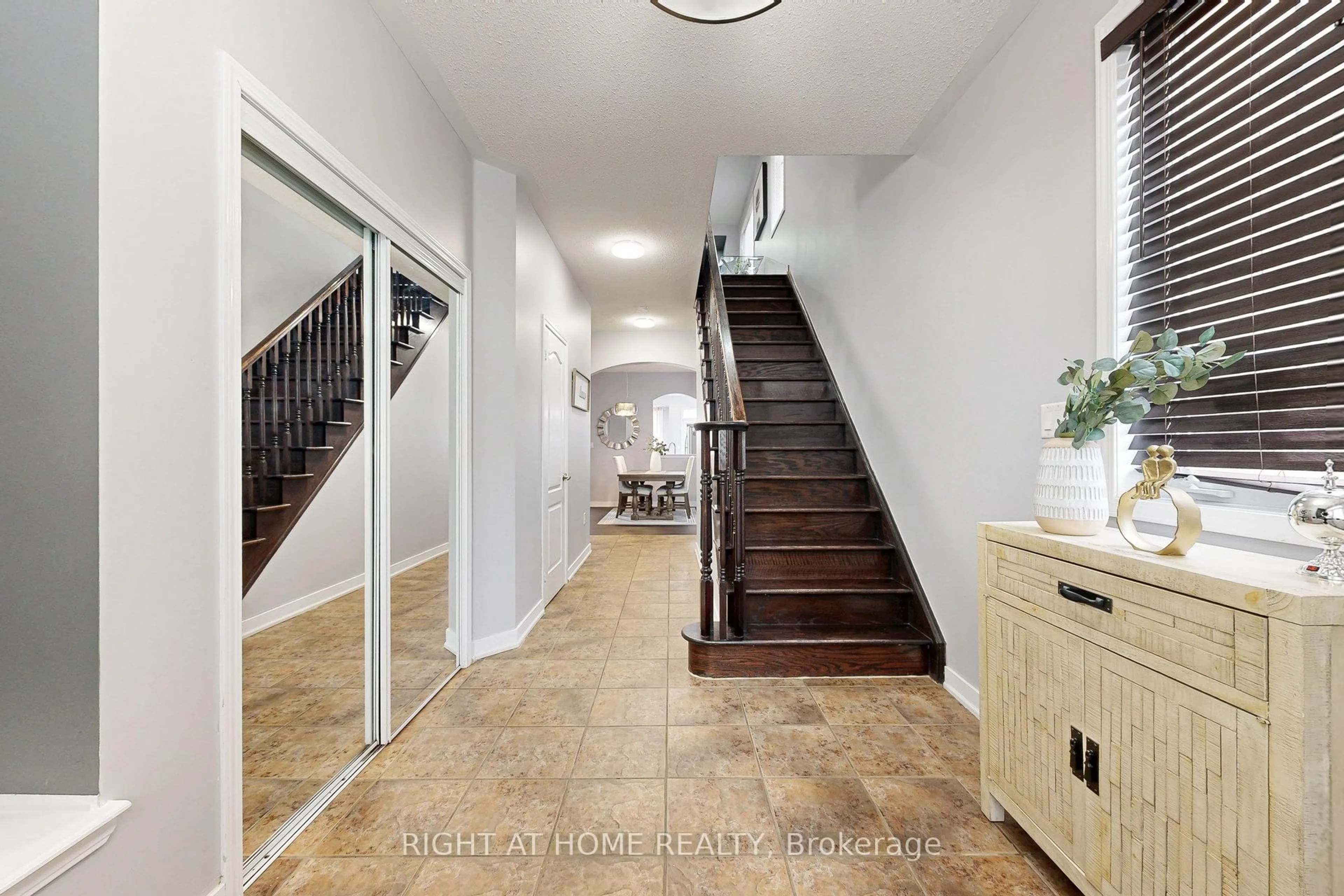Indoor entryway for 686 Bolingbroke Dr, Milton Ontario L9T 6Z3