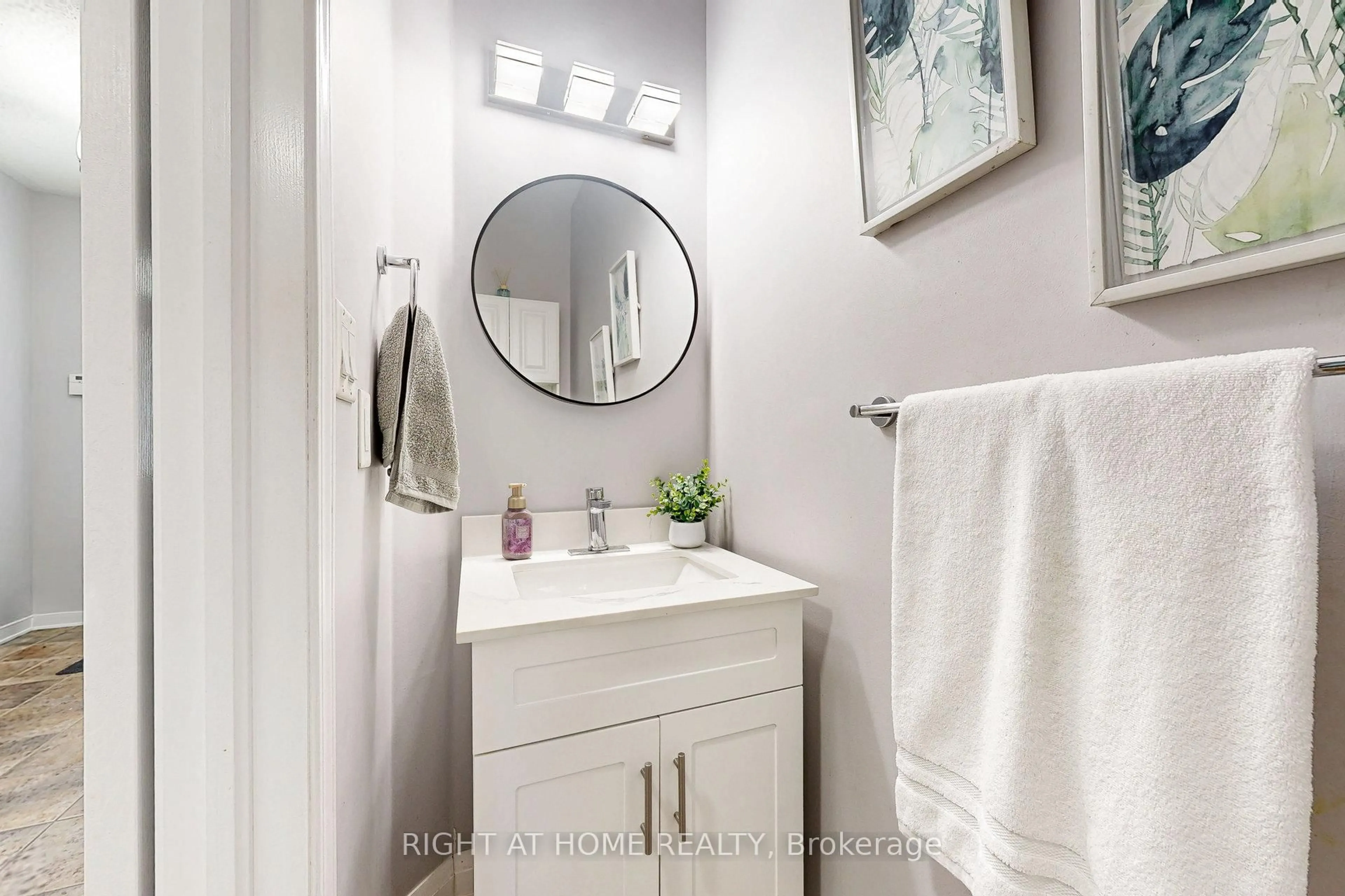 Contemporary bathroom, ceramic/tile floor for 686 Bolingbroke Dr, Milton Ontario L9T 6Z3