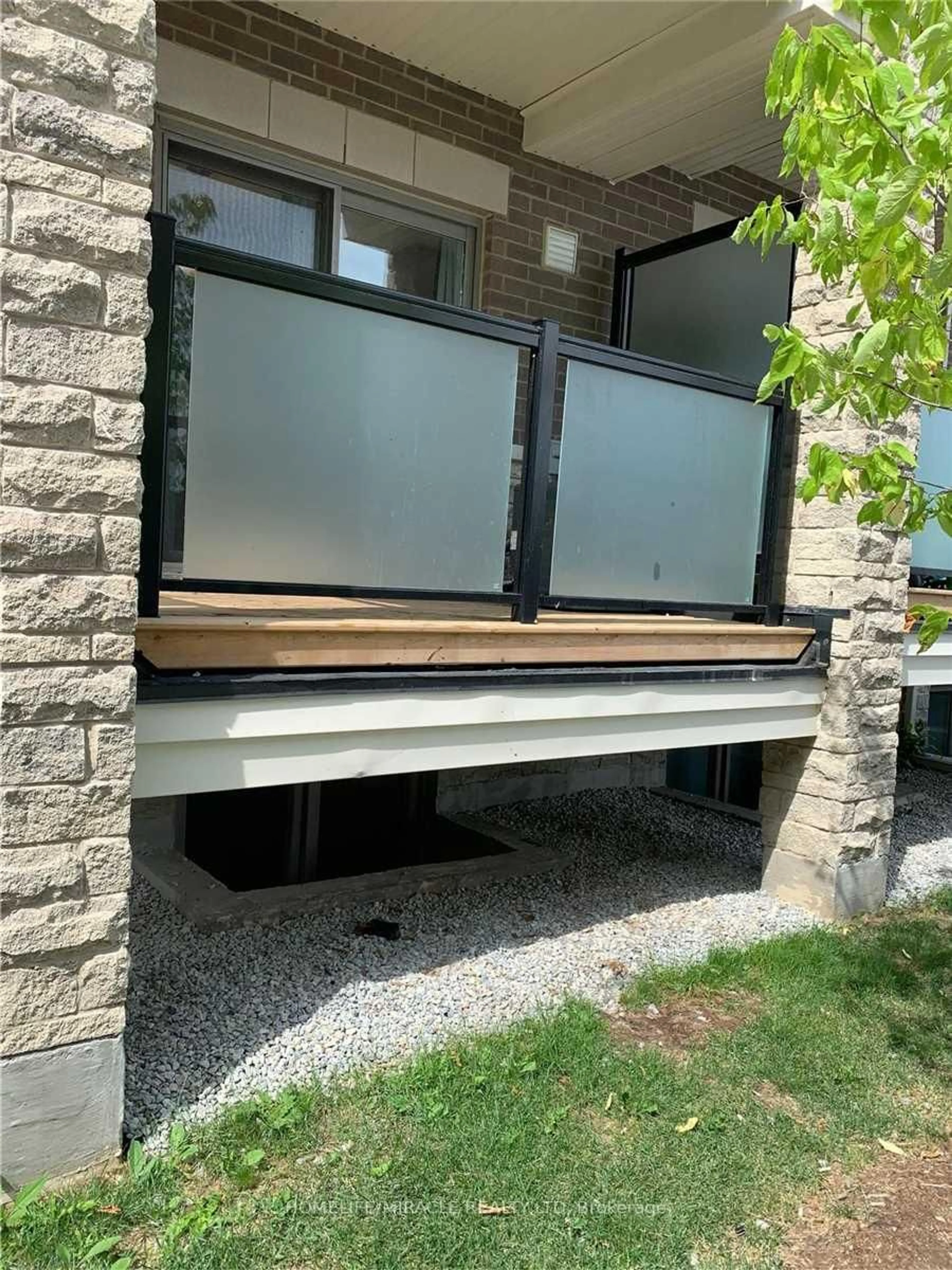 Indoor entryway for 240 Lagerfeld Dr #7, Brampton Ontario L7A 5G9