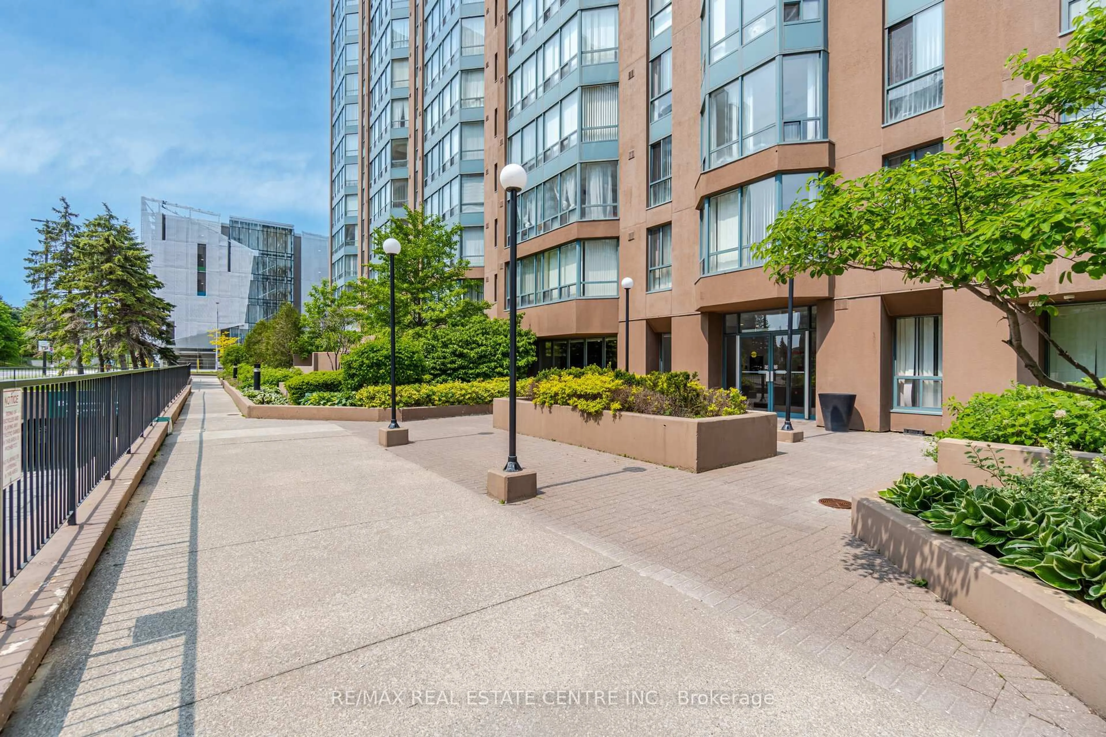 Patio, street for 115 Hillcrest Ave #811, Mississauga Ontario L5B 3Y9