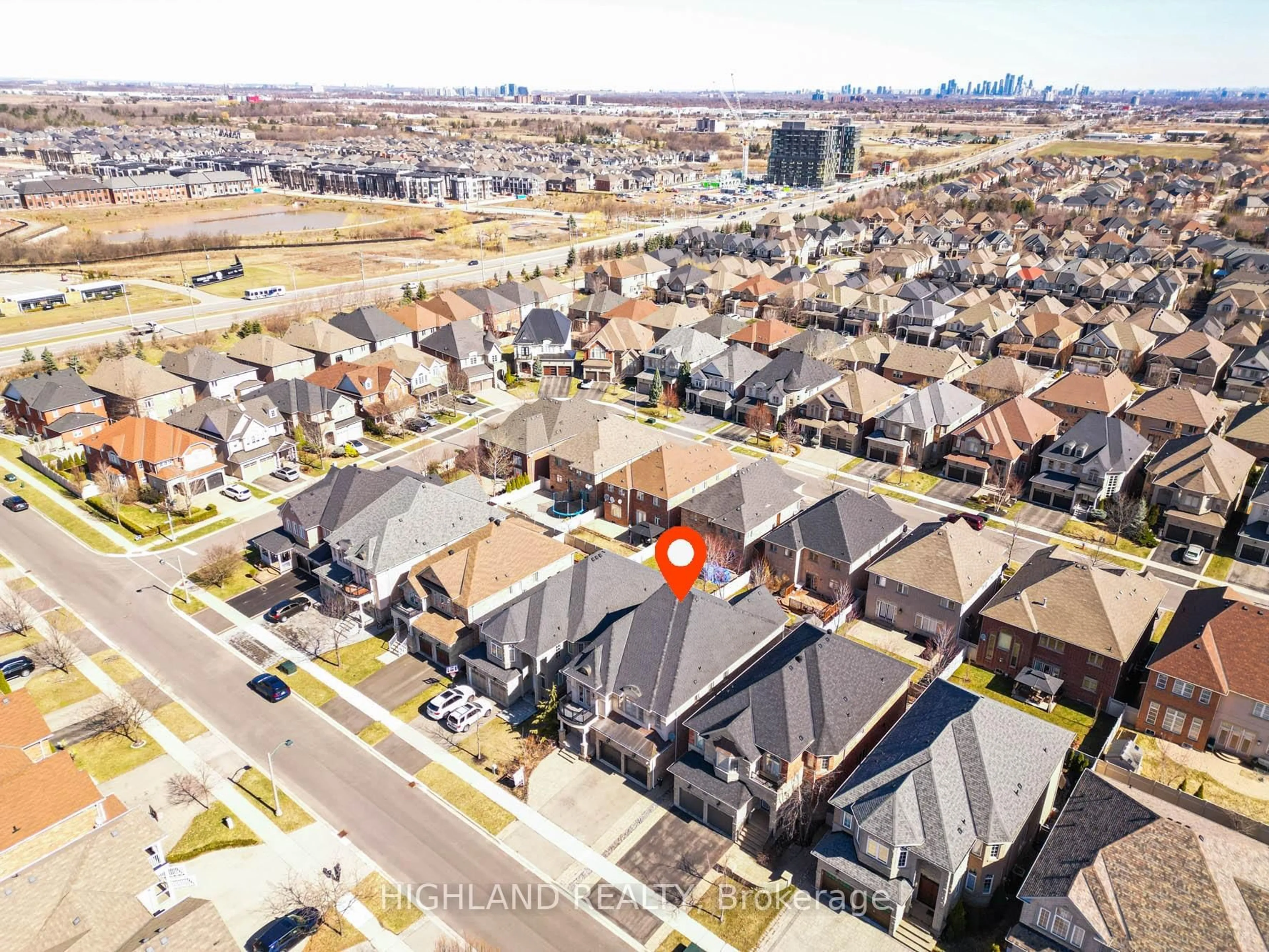 A pic from outside/outdoor area/front of a property/back of a property/a pic from drone, unknown for 1342 Kestell Blvd, Oakville Ontario L6H 0C8