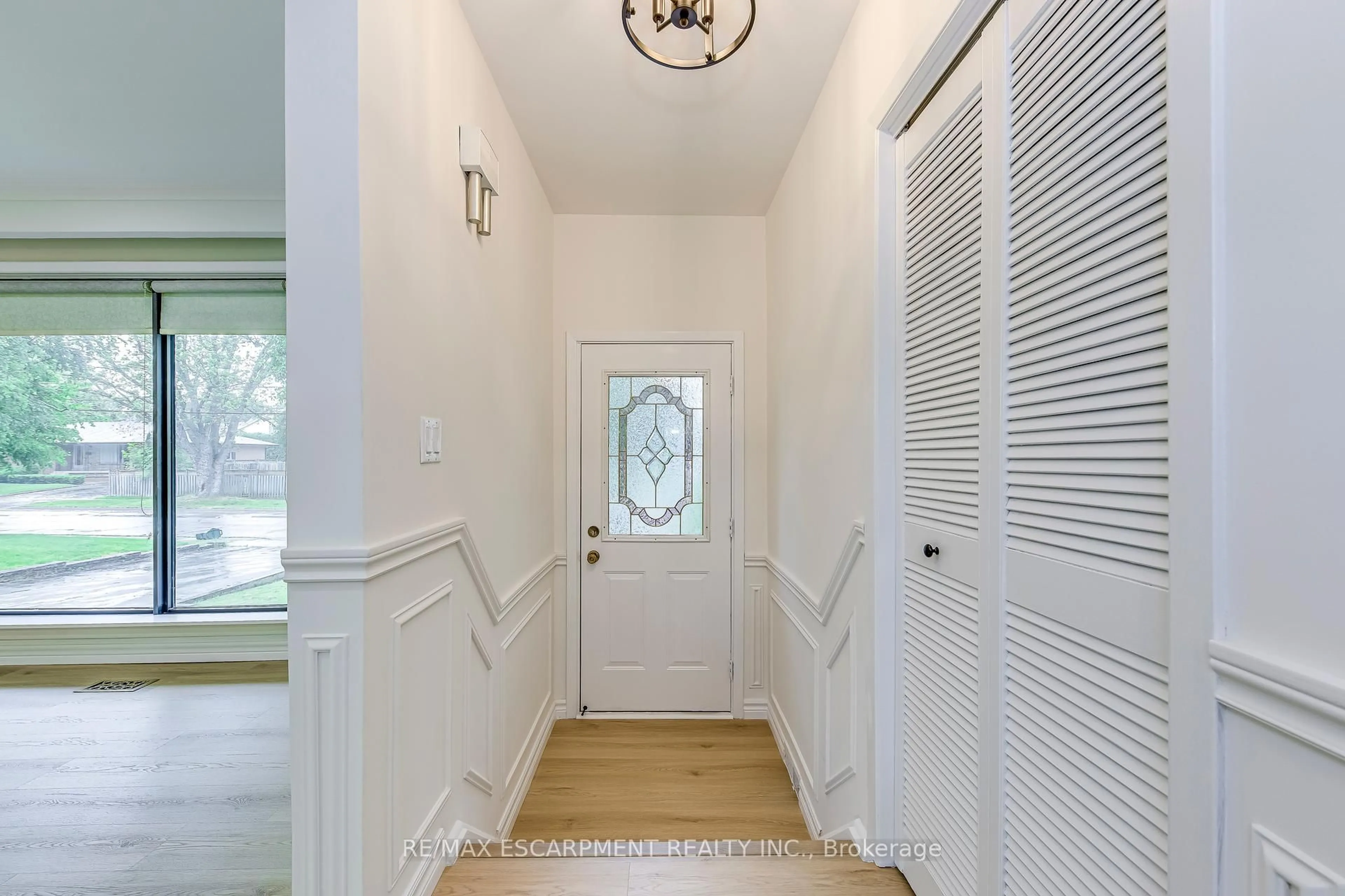 Indoor entryway for 564 Dynes Rd, Burlington Ontario L7N 2V2