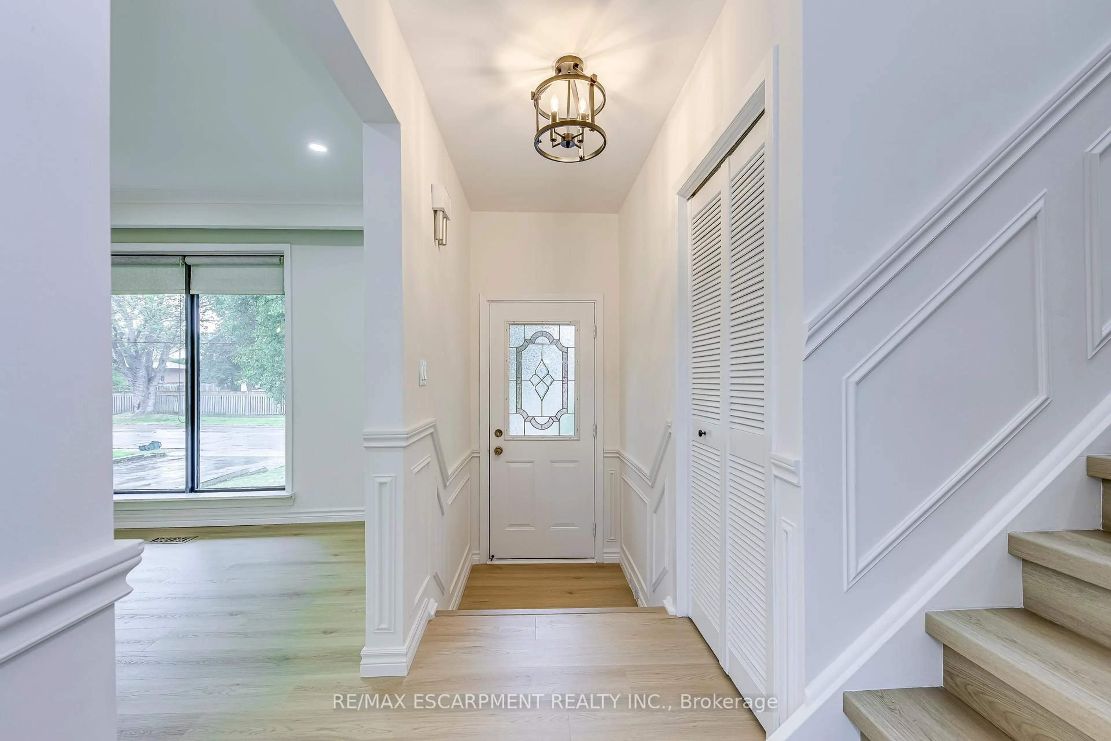 Indoor entryway for 564 Dynes Rd, Burlington Ontario L7N 2V2