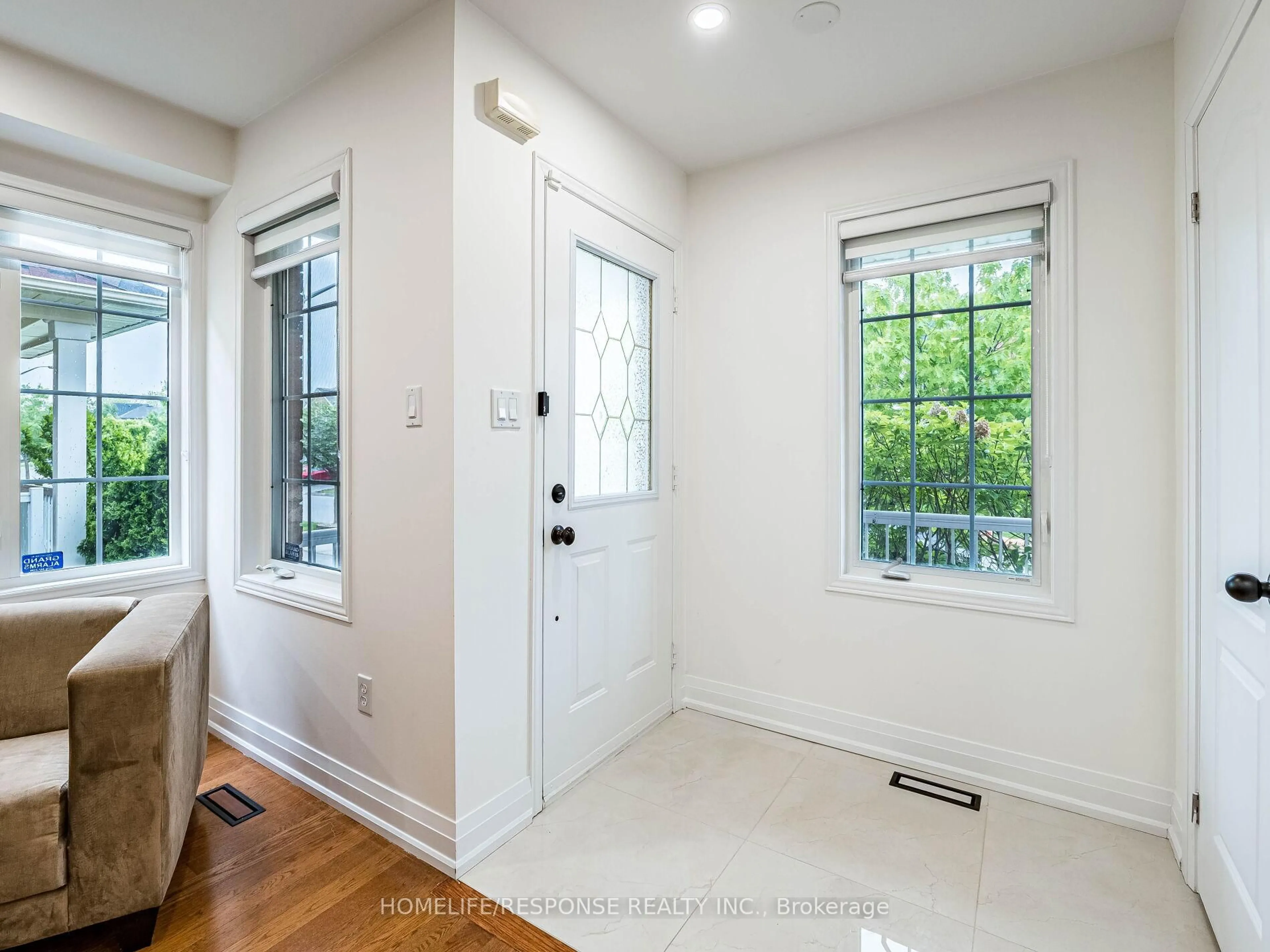Indoor entryway for 5905 MANZANILLO Cres, Mississauga Ontario L5M 6X6
