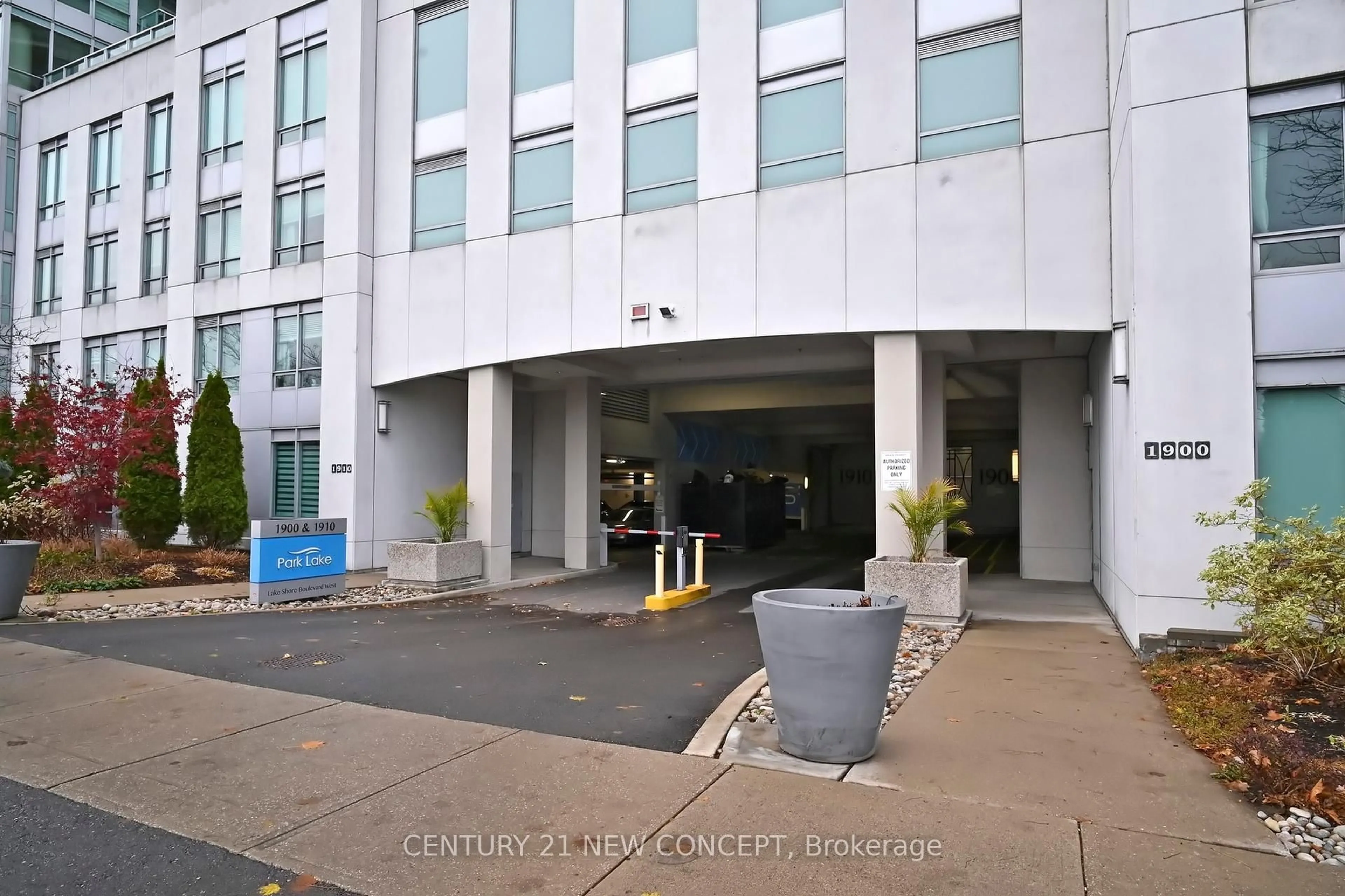 Indoor foyer for 1900 Lake Shore Blvd #704, Toronto Ontario M6S 1A4