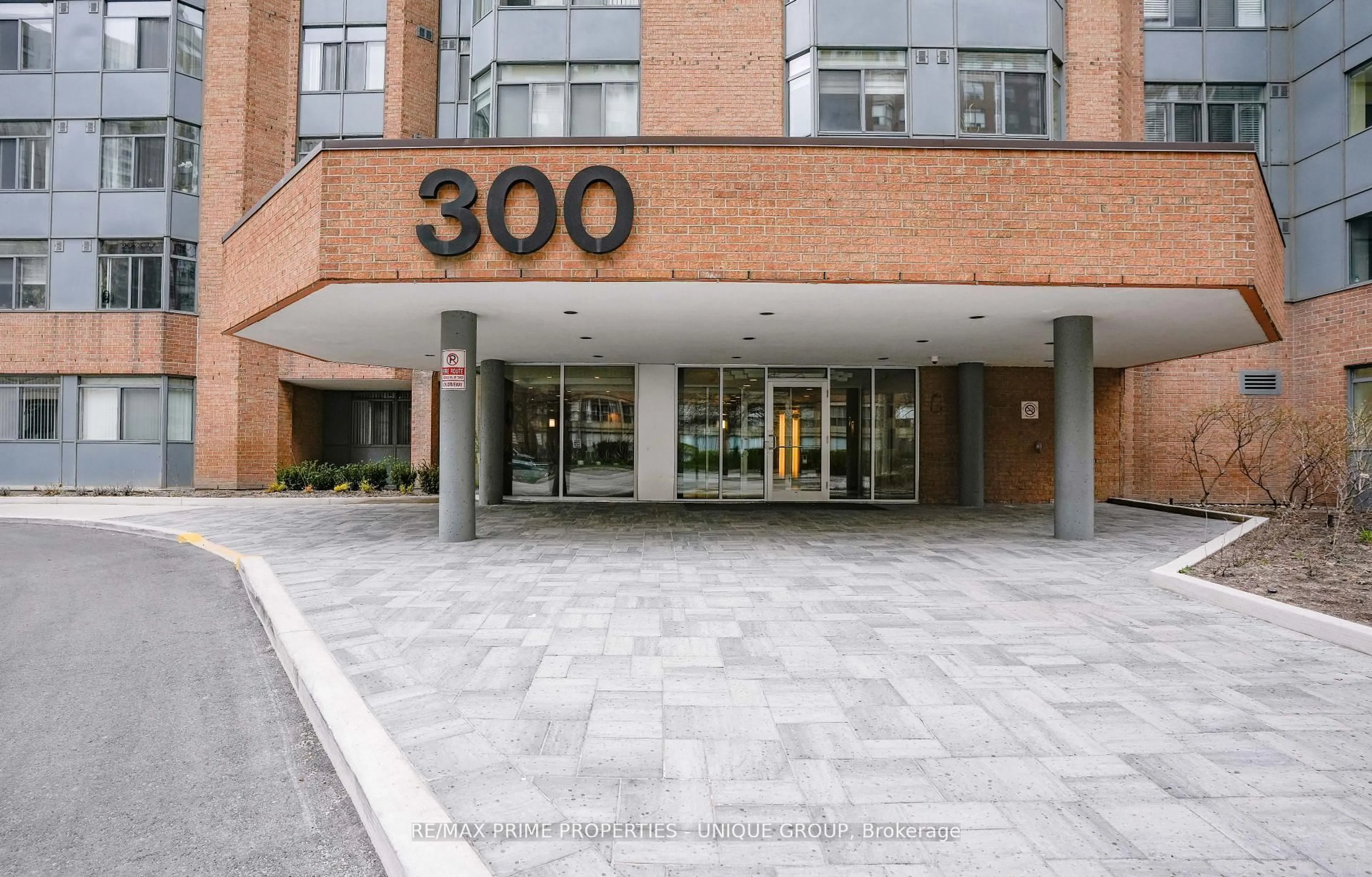 Indoor foyer for 300 Webb Dr #706, Mississauga Ontario L5B 3W3