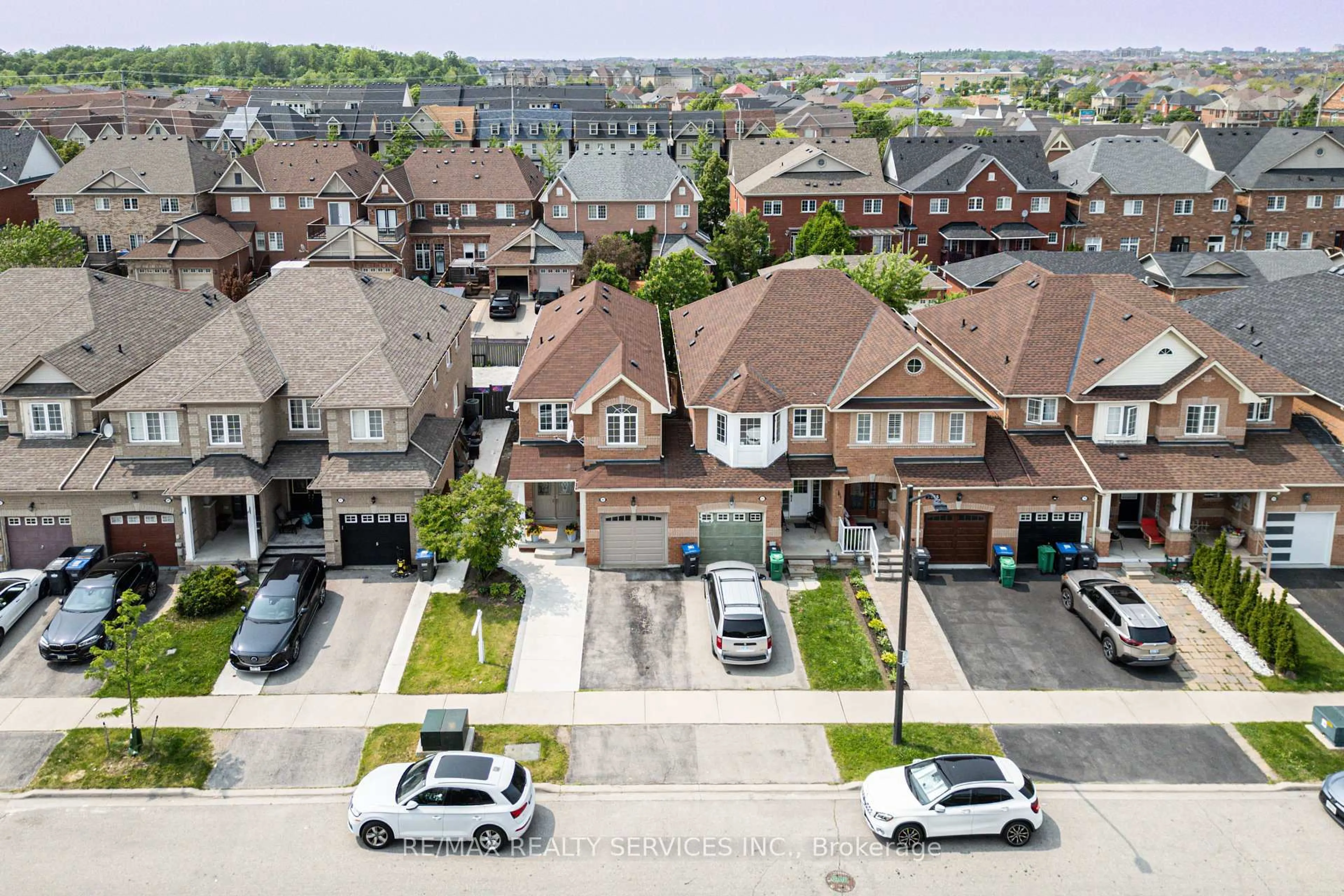 A pic from outside/outdoor area/front of a property/back of a property/a pic from drone, street for 3469 Southwick St, Mississauga Ontario L5M 7L4