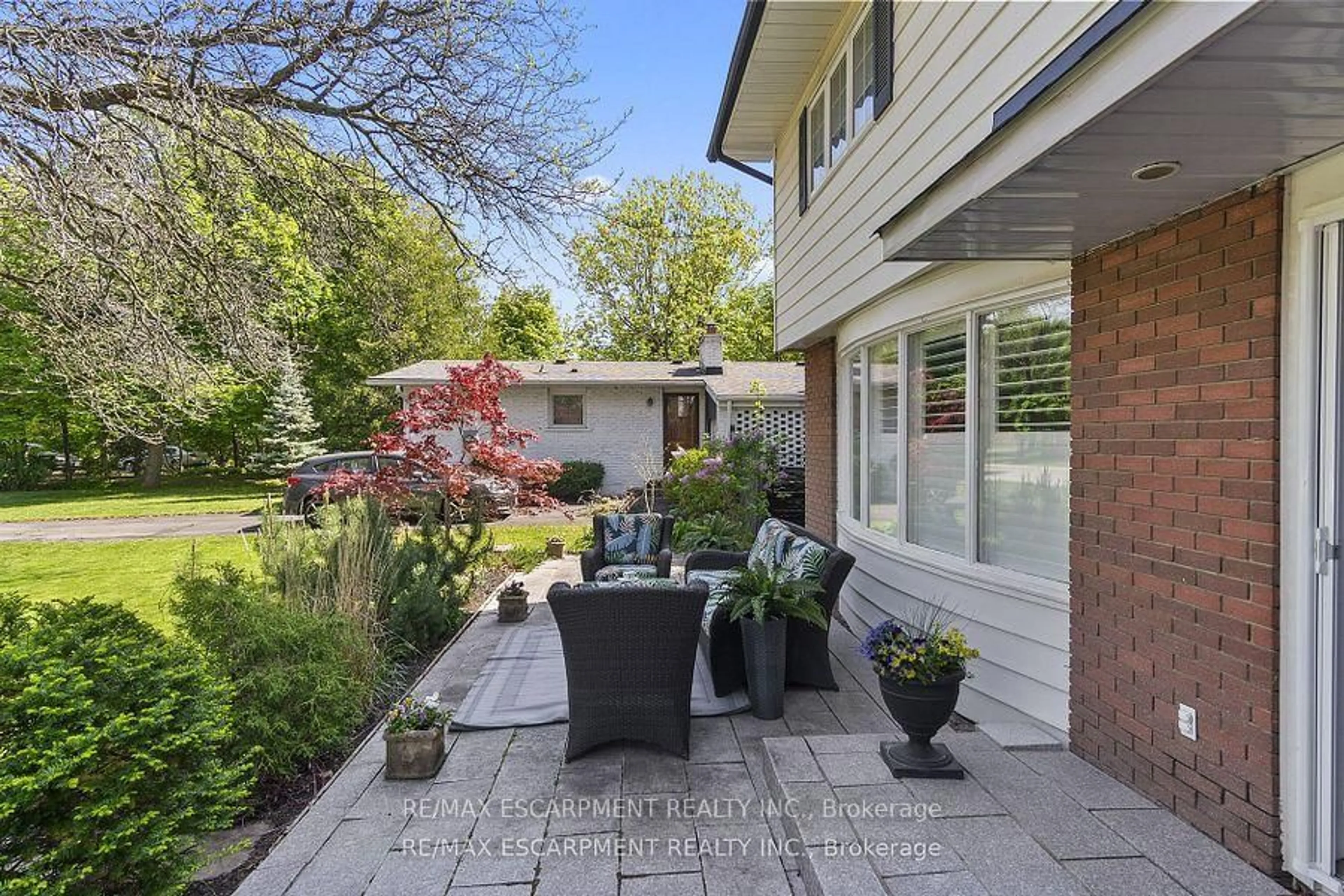 Patio, street for 516 Falgarwood Dr, Oakville Ontario L6H 1N3