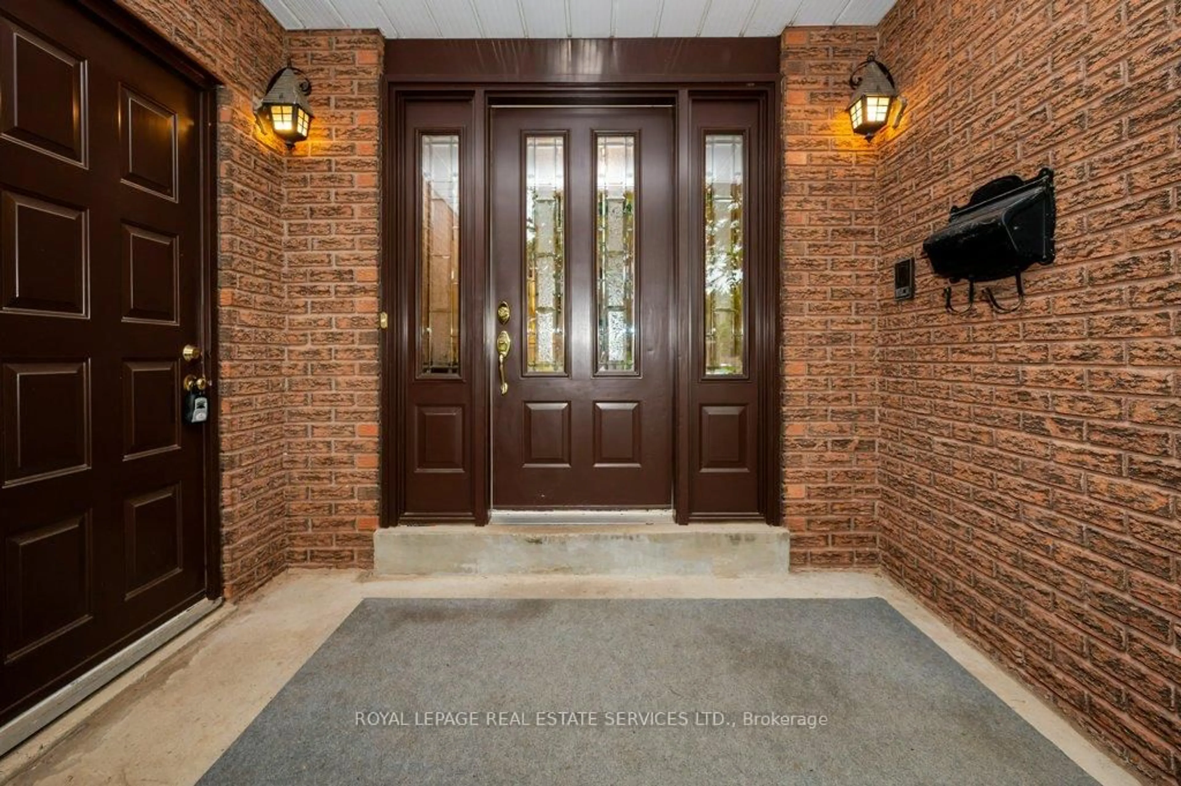 Indoor entryway for 269 Royal Oak Crt, Oakville Ontario L6H 3A8