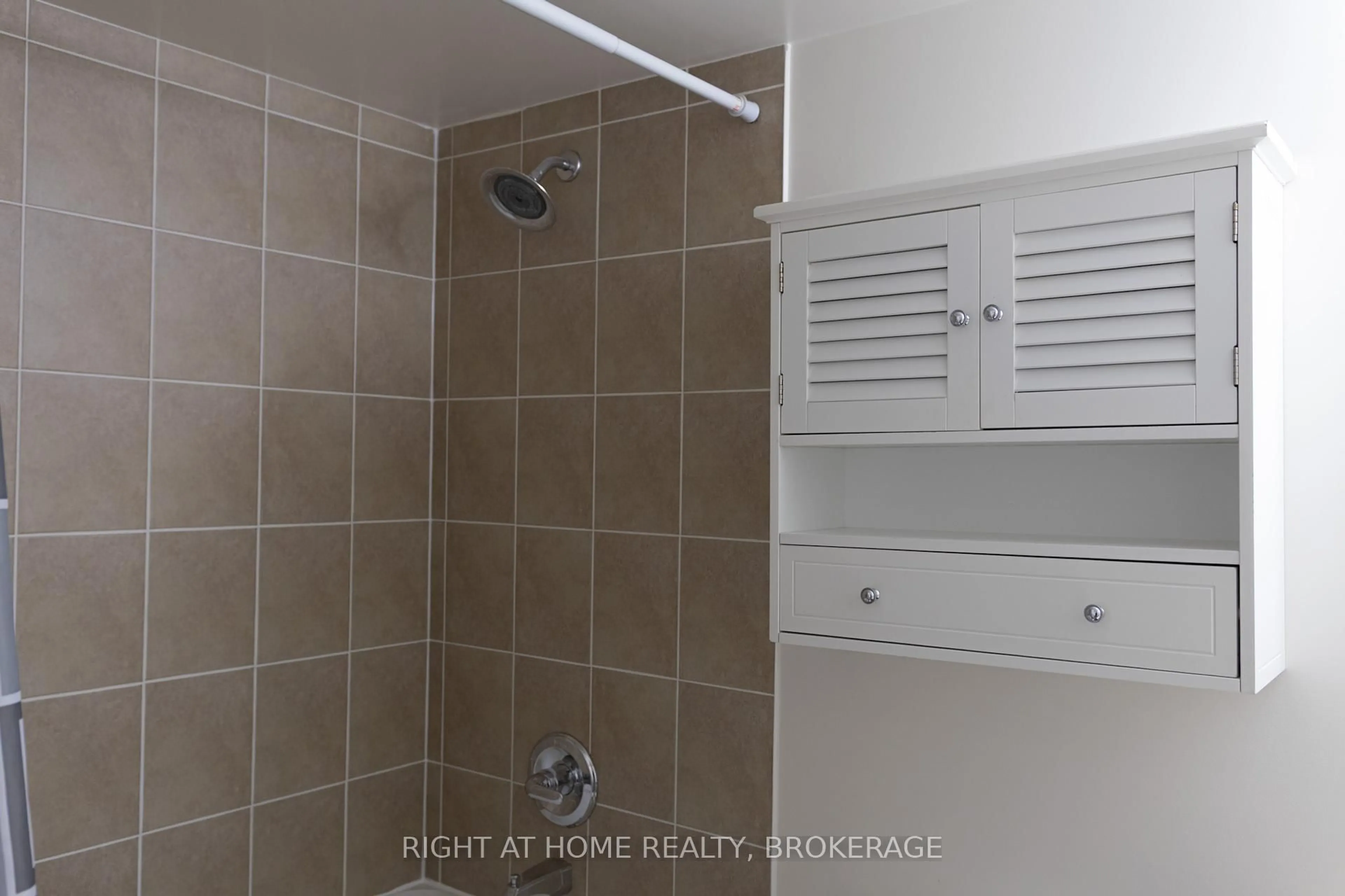 Standard bathroom, ceramic/tile floor for 2391 Central Park Dr #809, Oakville Ontario L6H 0E3
