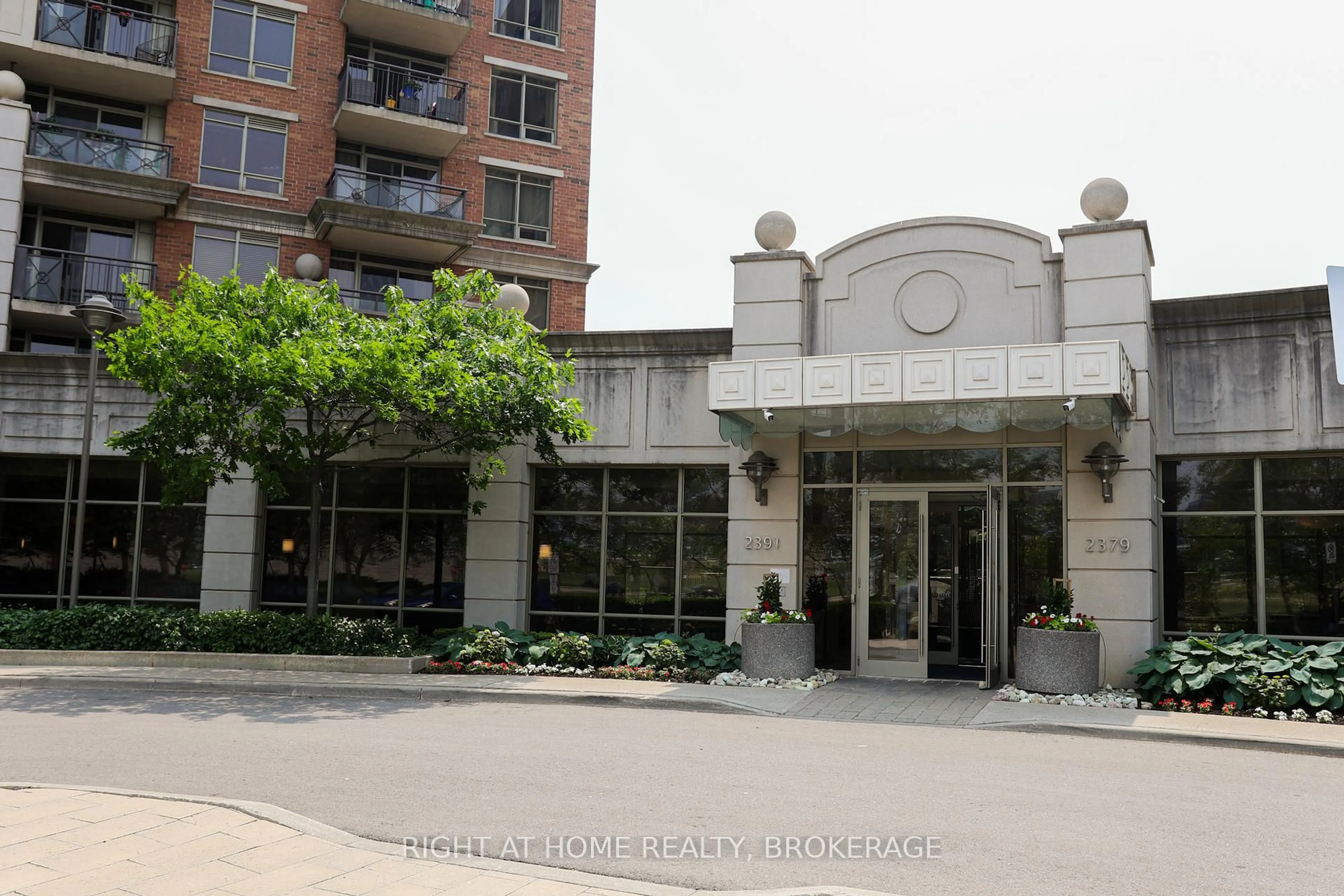 Indoor foyer for 2391 Central Park Dr #809, Oakville Ontario L6H 0E3