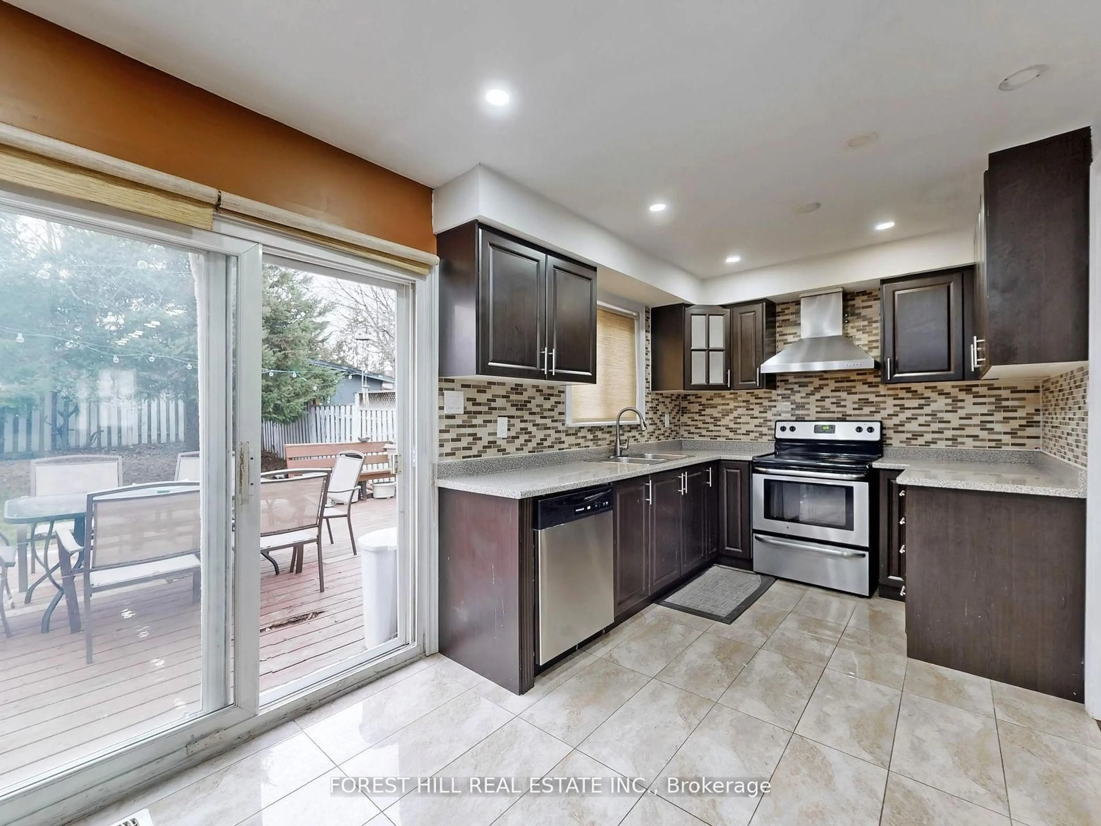 Open concept kitchen, ceramic/tile floor for 44 Herkley Dr, Brampton Ontario L6V 2E8
