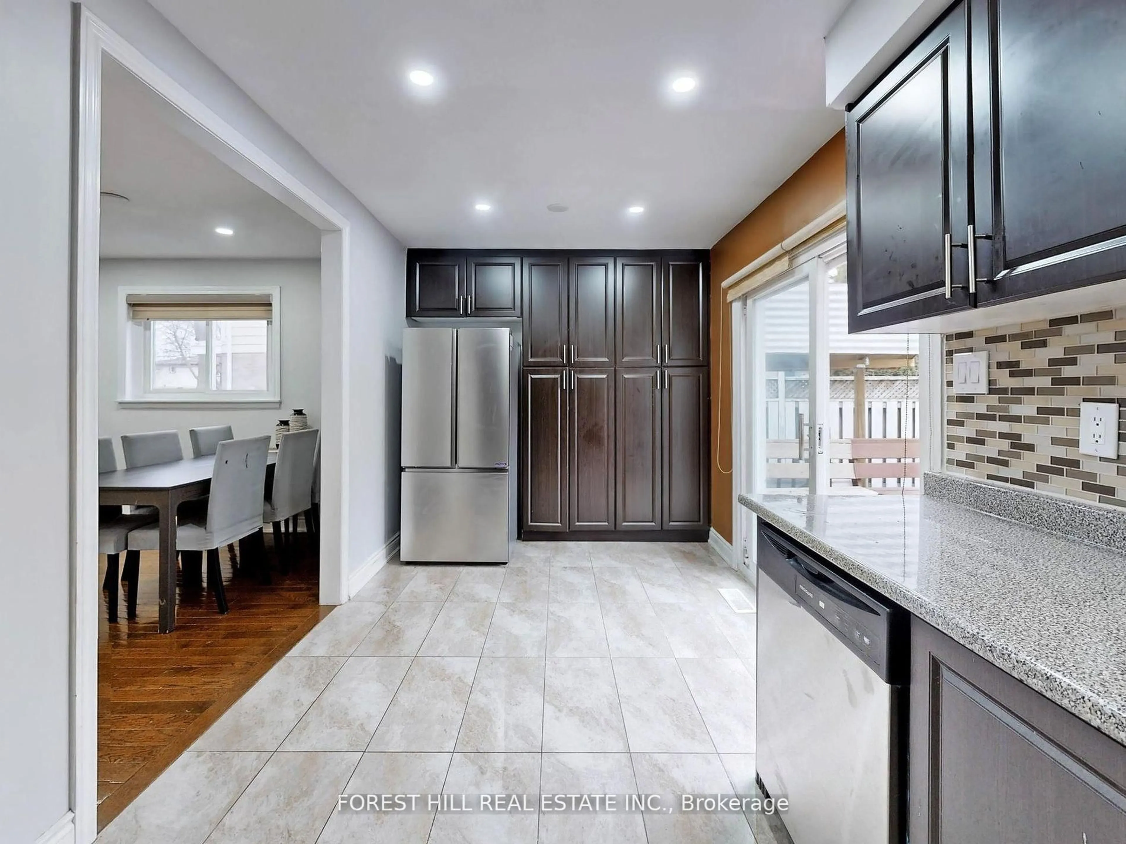 Open concept kitchen, ceramic/tile floor for 44 Herkley Dr, Brampton Ontario L6V 2E8