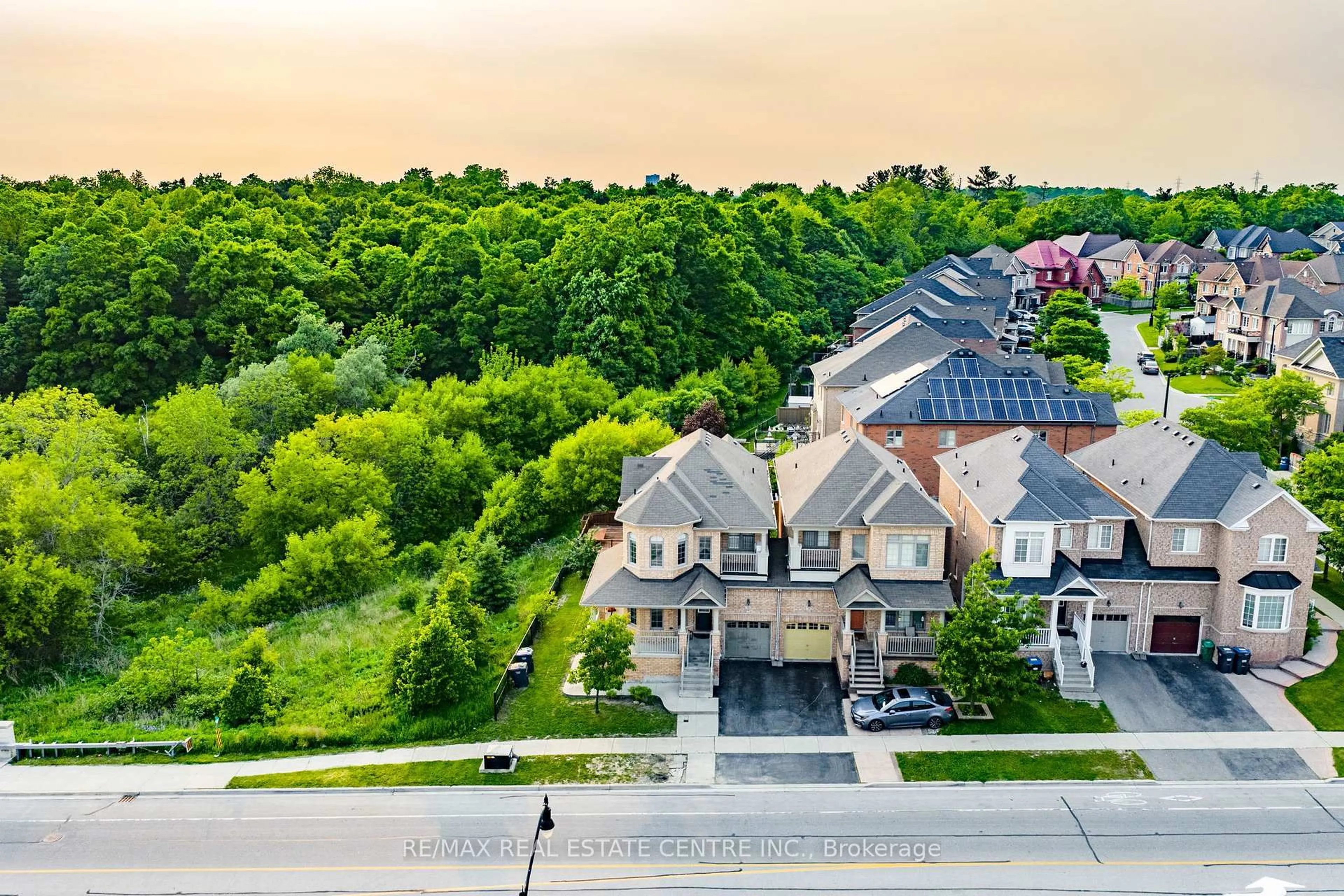 A pic from outside/outdoor area/front of a property/back of a property/a pic from drone, street for 36 BONNIE BRAES Dr, Brampton Ontario L6Y 0G8