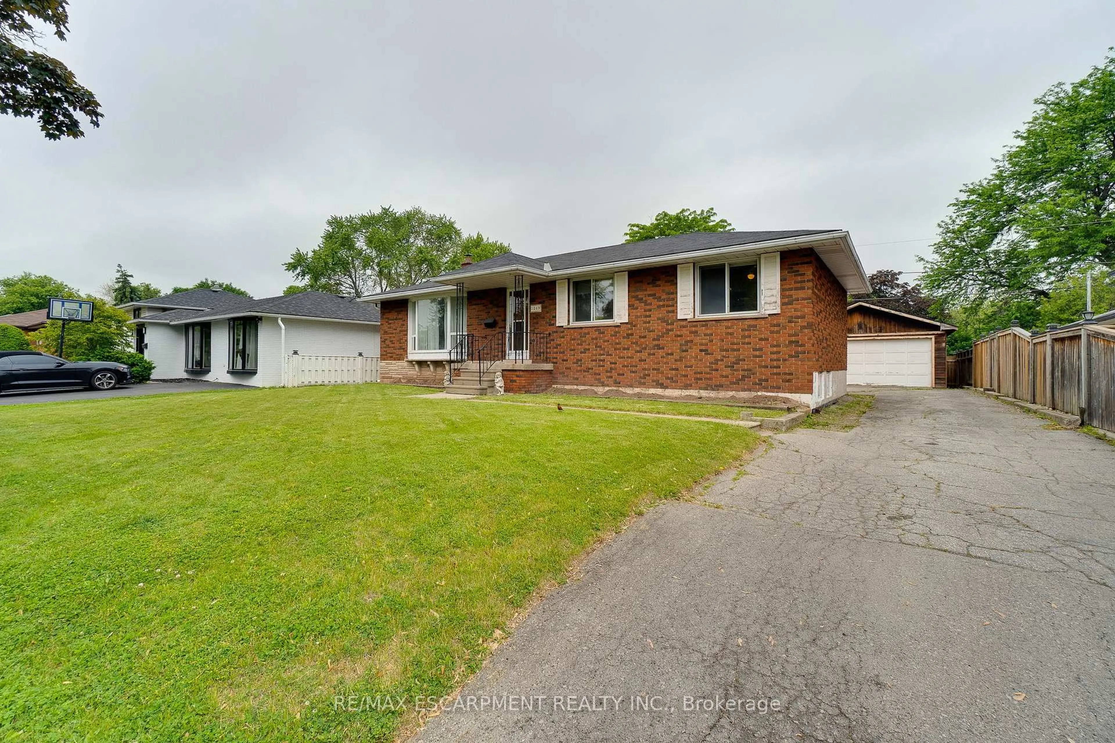 A pic from outside/outdoor area/front of a property/back of a property/a pic from drone, street for 5349 Spruce Ave, Burlington Ontario L7L 1N4