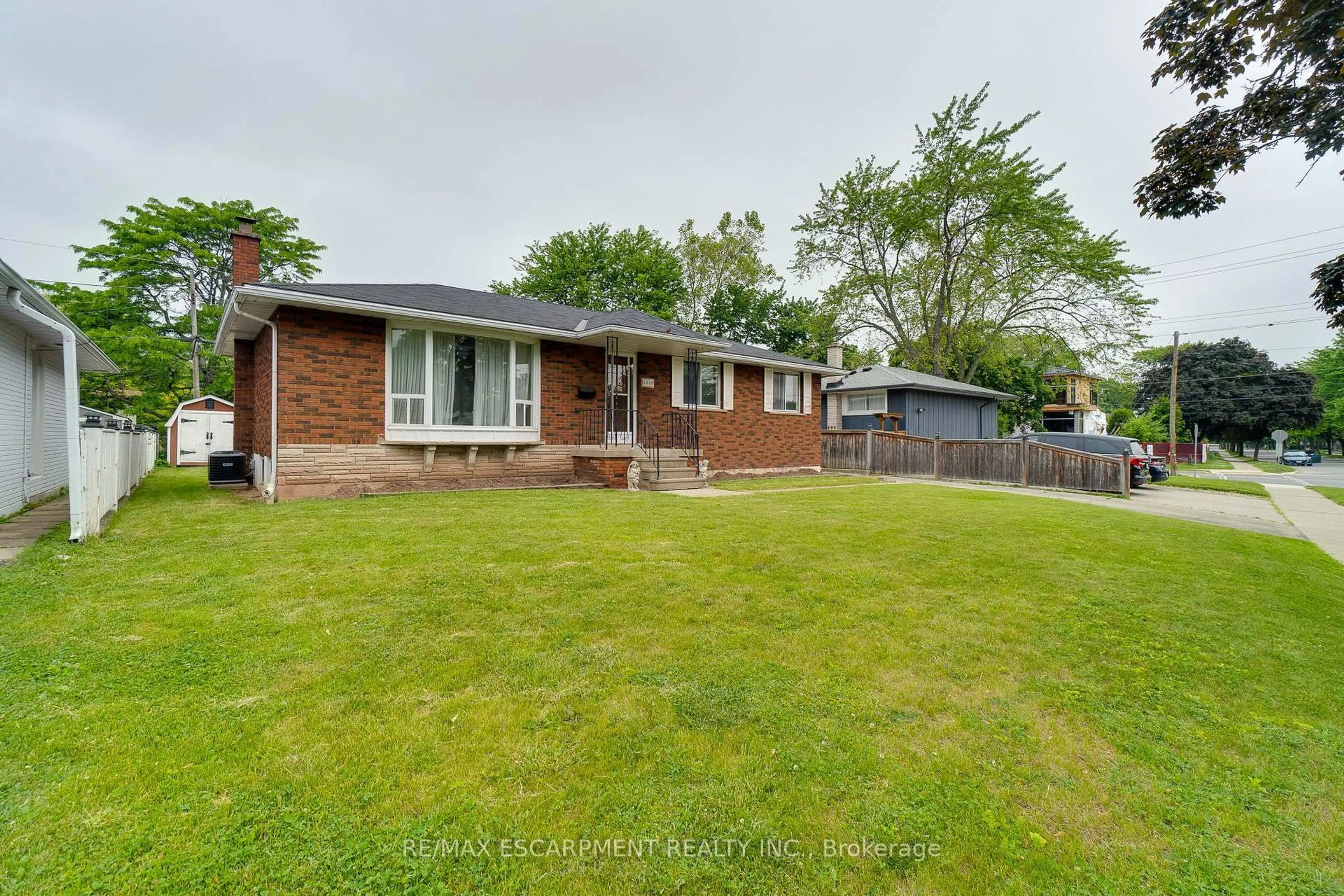 A pic from outside/outdoor area/front of a property/back of a property/a pic from drone, street for 5349 Spruce Ave, Burlington Ontario L7L 1N4