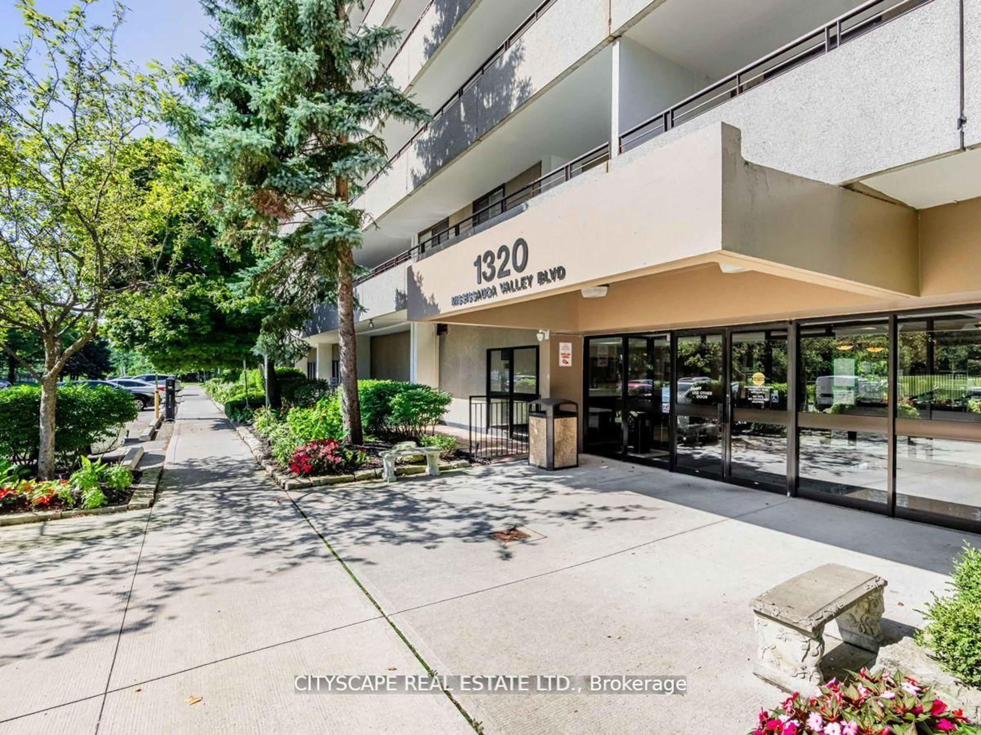 Patio, street for 1320 Mississauga Valley Blvd #304, Mississauga Ontario L5A 3S8