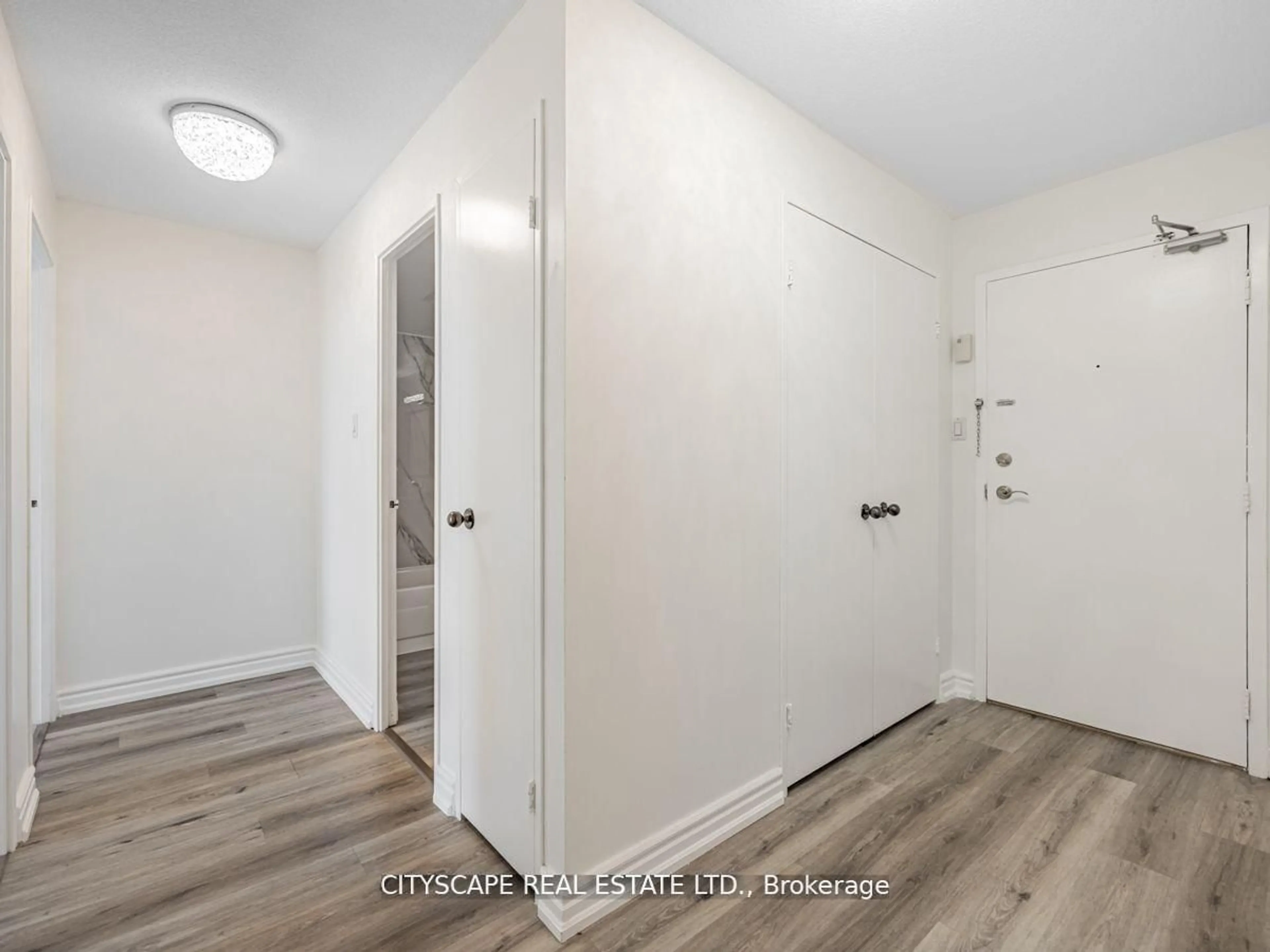 Indoor entryway for 1320 Mississauga Valley Blvd #304, Mississauga Ontario L5A 3S8