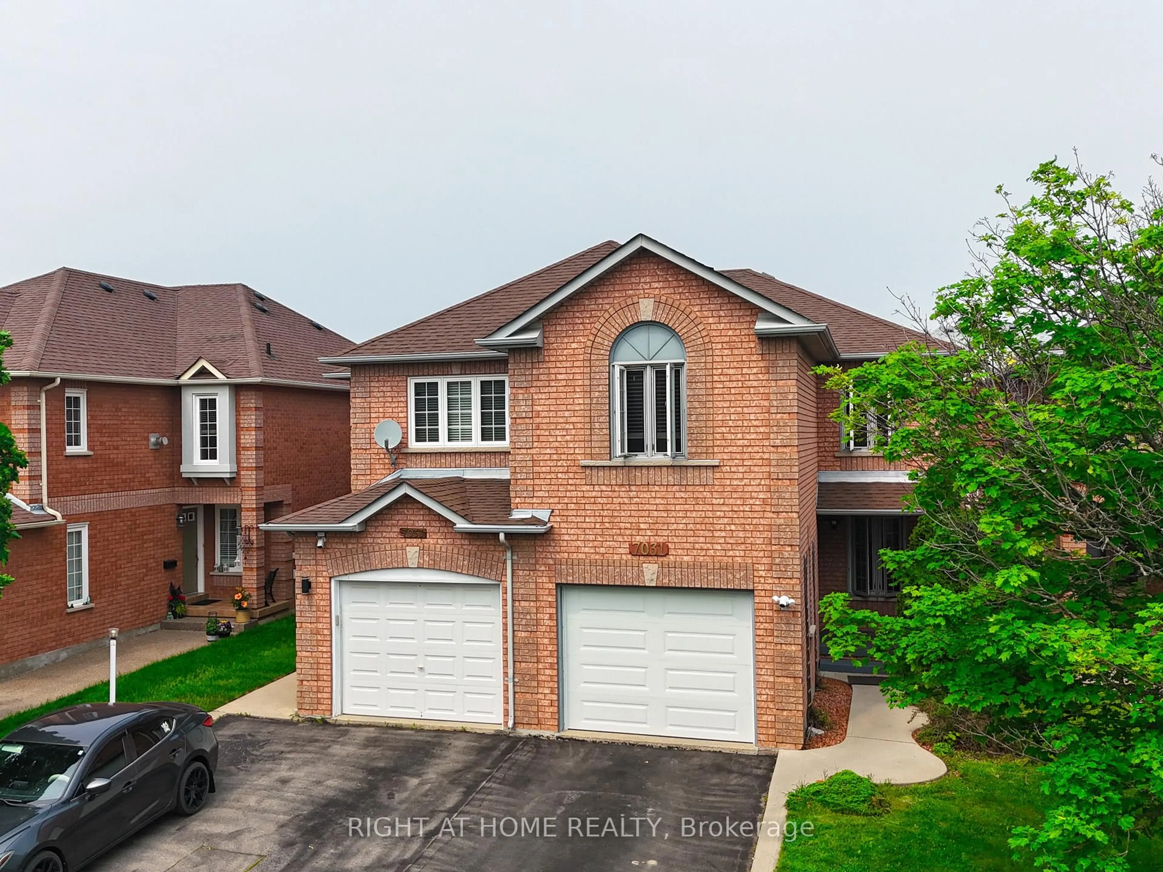 A pic from outside/outdoor area/front of a property/back of a property/a pic from drone, street for 7031 Graydon Crt, Mississauga Ontario L5N 7H4