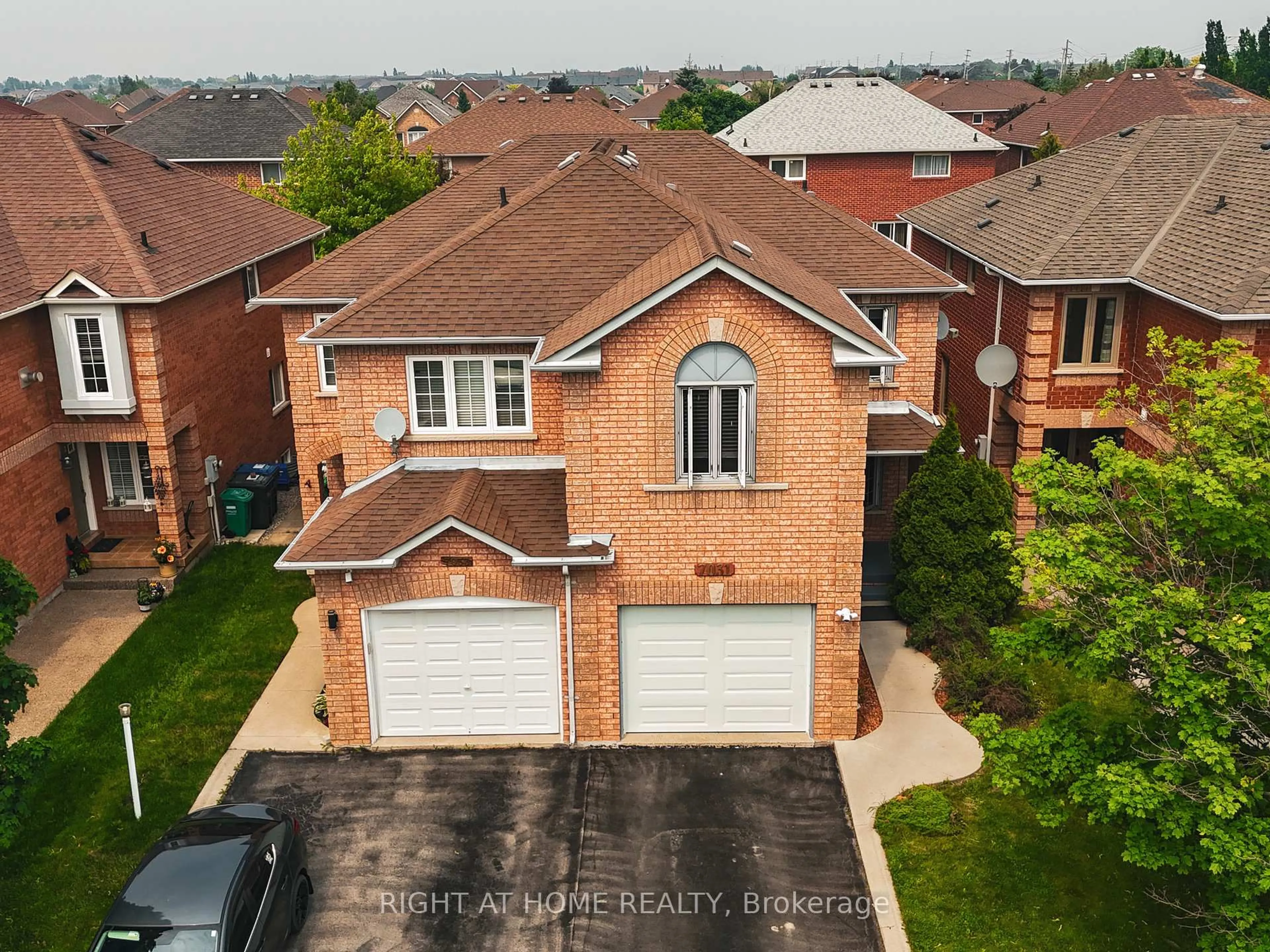 A pic from outside/outdoor area/front of a property/back of a property/a pic from drone, street for 7031 Graydon Crt, Mississauga Ontario L5N 7H4