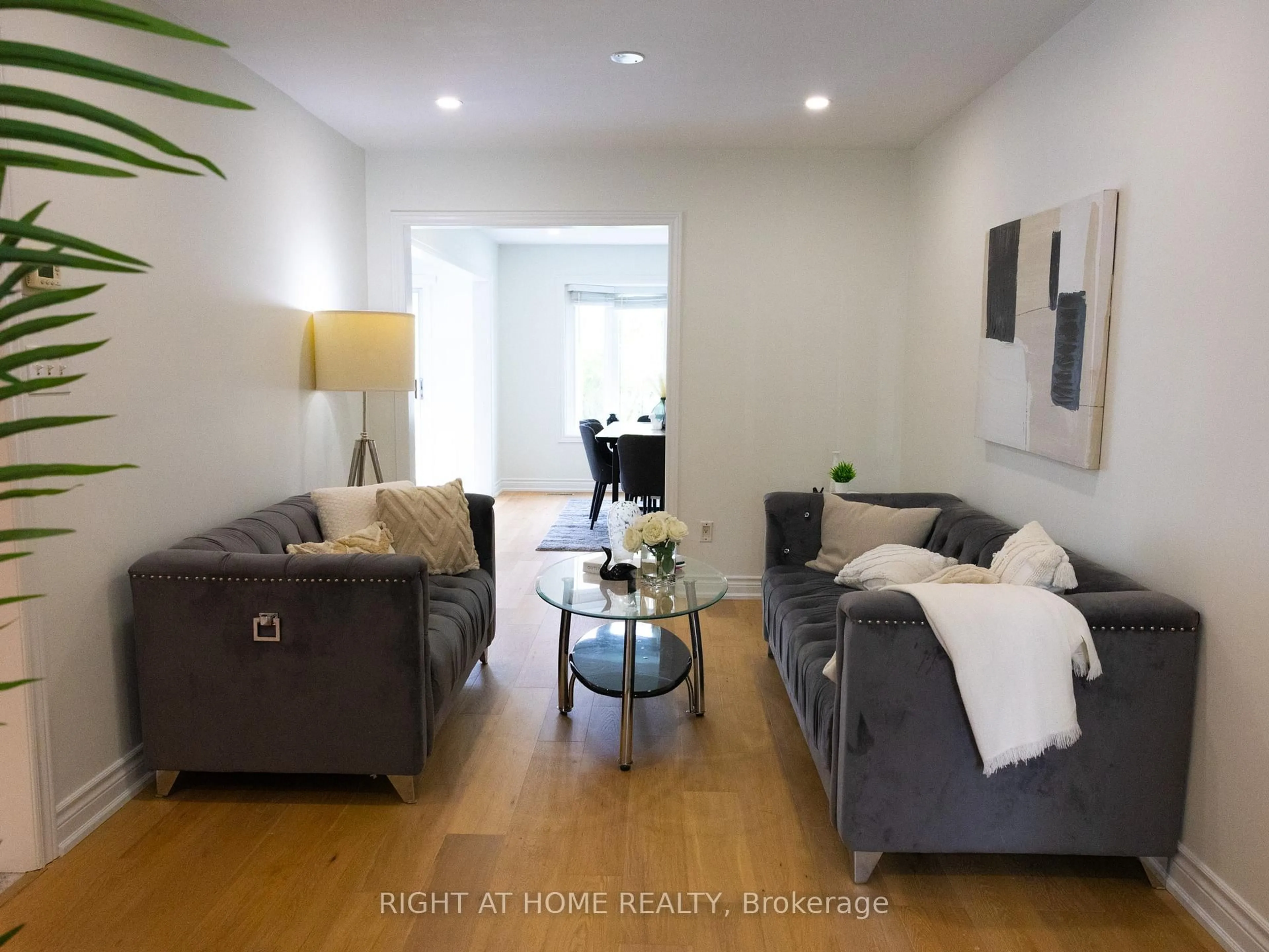 Living room with furniture, wood/laminate floor for 7031 Graydon Crt, Mississauga Ontario L5N 7H4
